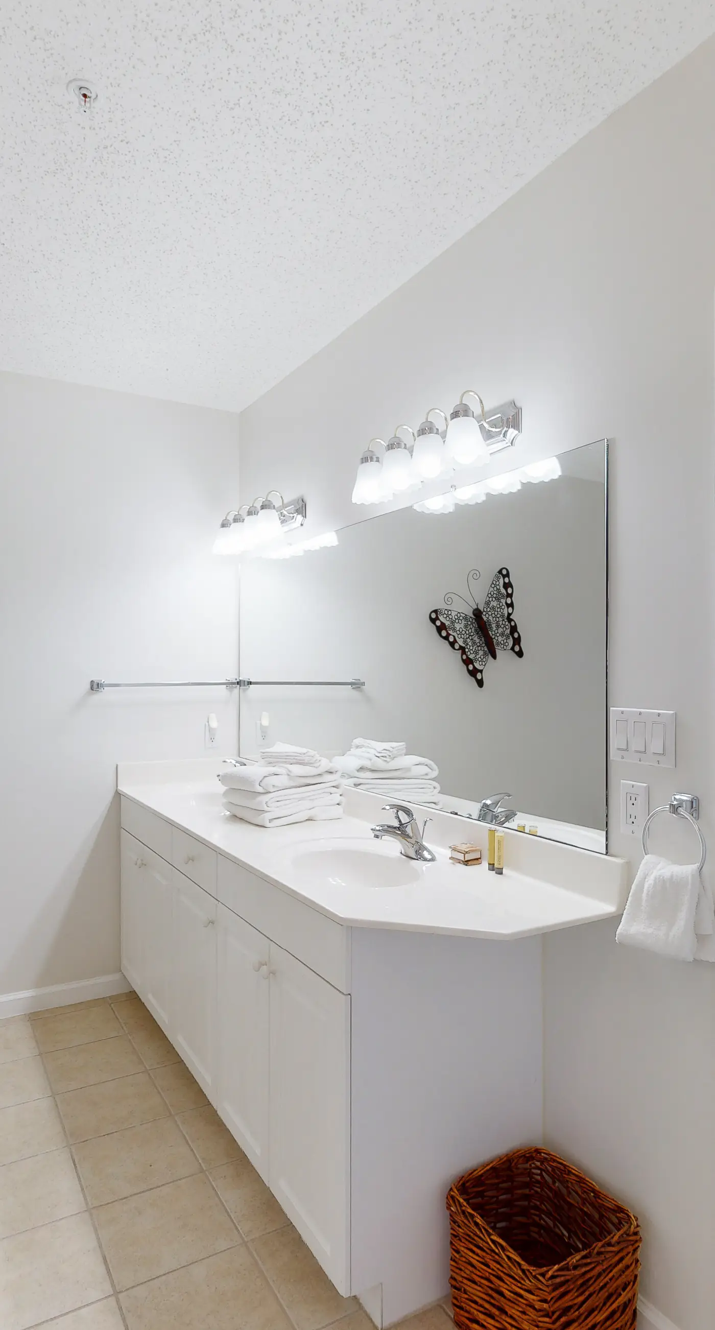 Inviting Gulf-front condo In Perdido Key with waterfront pool/hot tub and oceanfront balcony