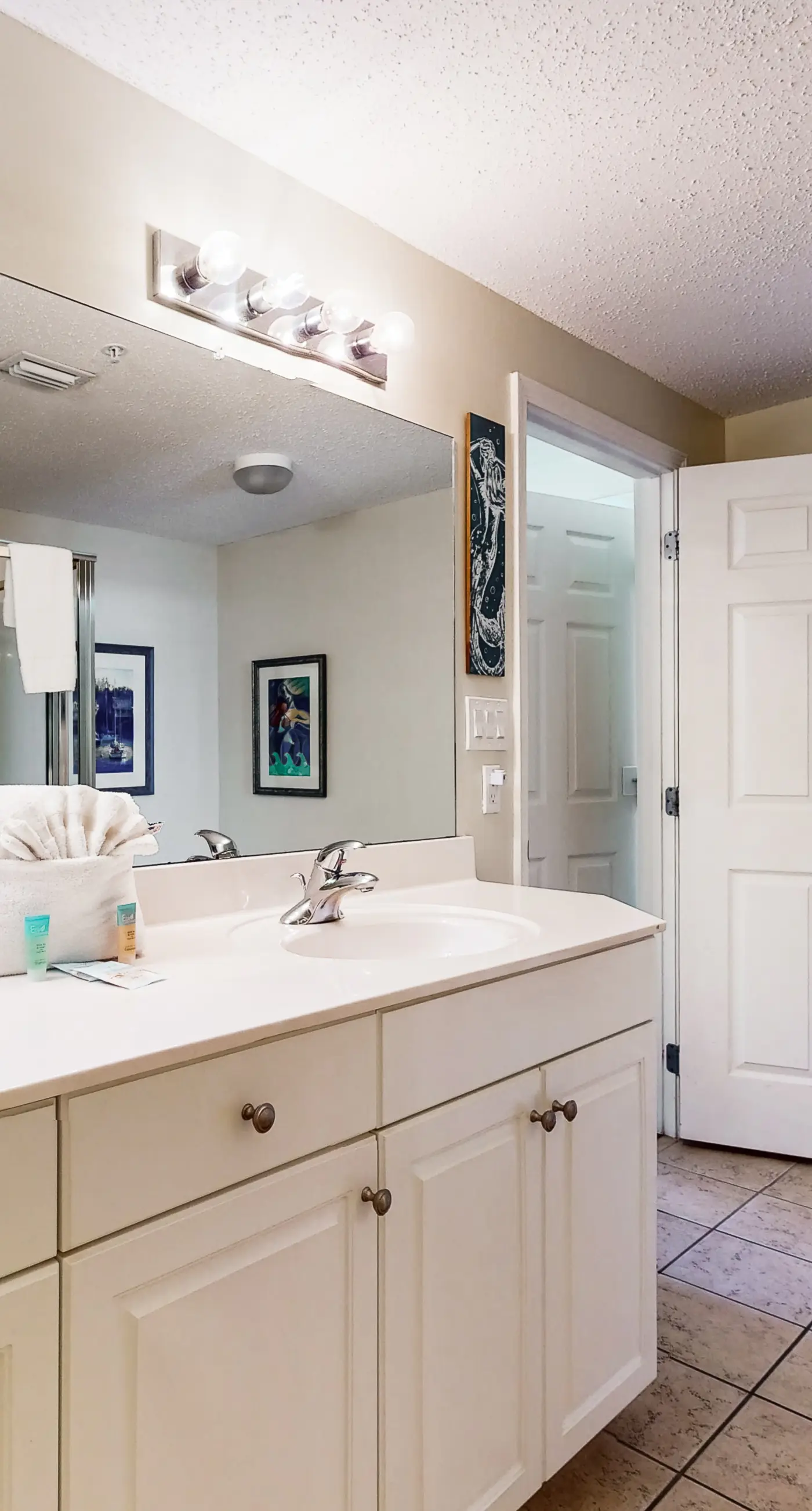 Inviting Gulf-front condo In Perdido Key with waterfront pool/hot tub and oceanfront balcony