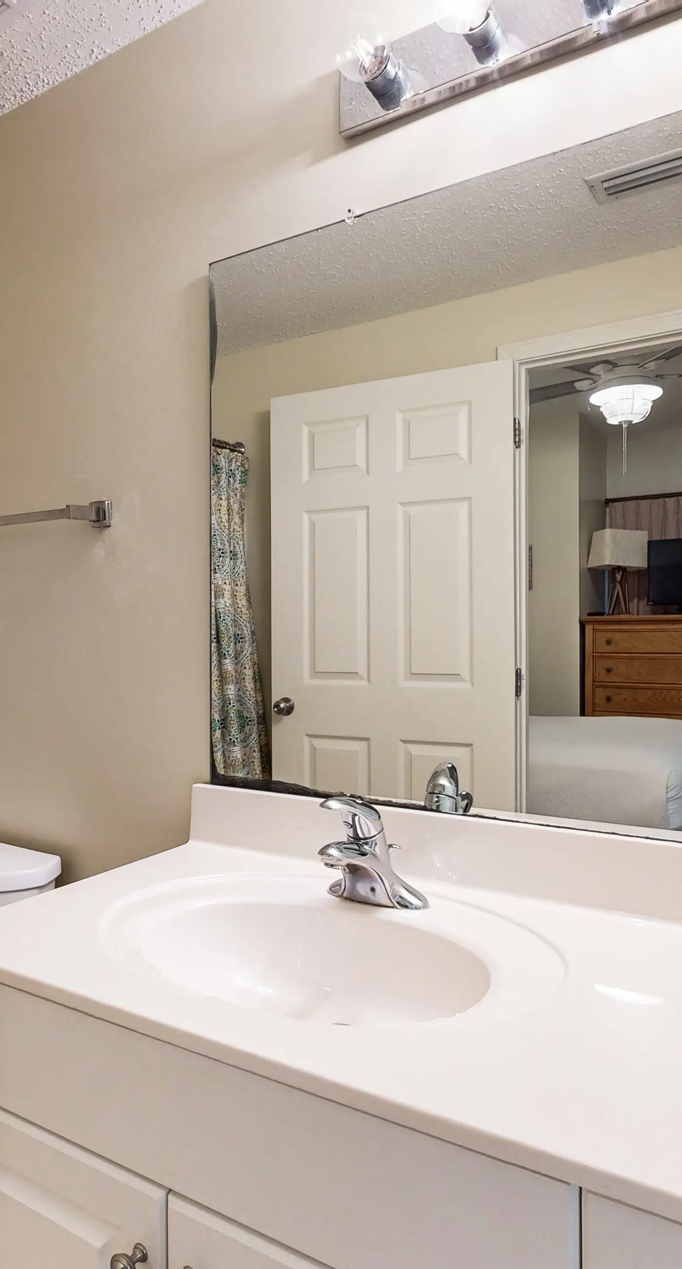 Inviting Gulf-front condo In Perdido Key with waterfront pool/hot tub and oceanfront balcony