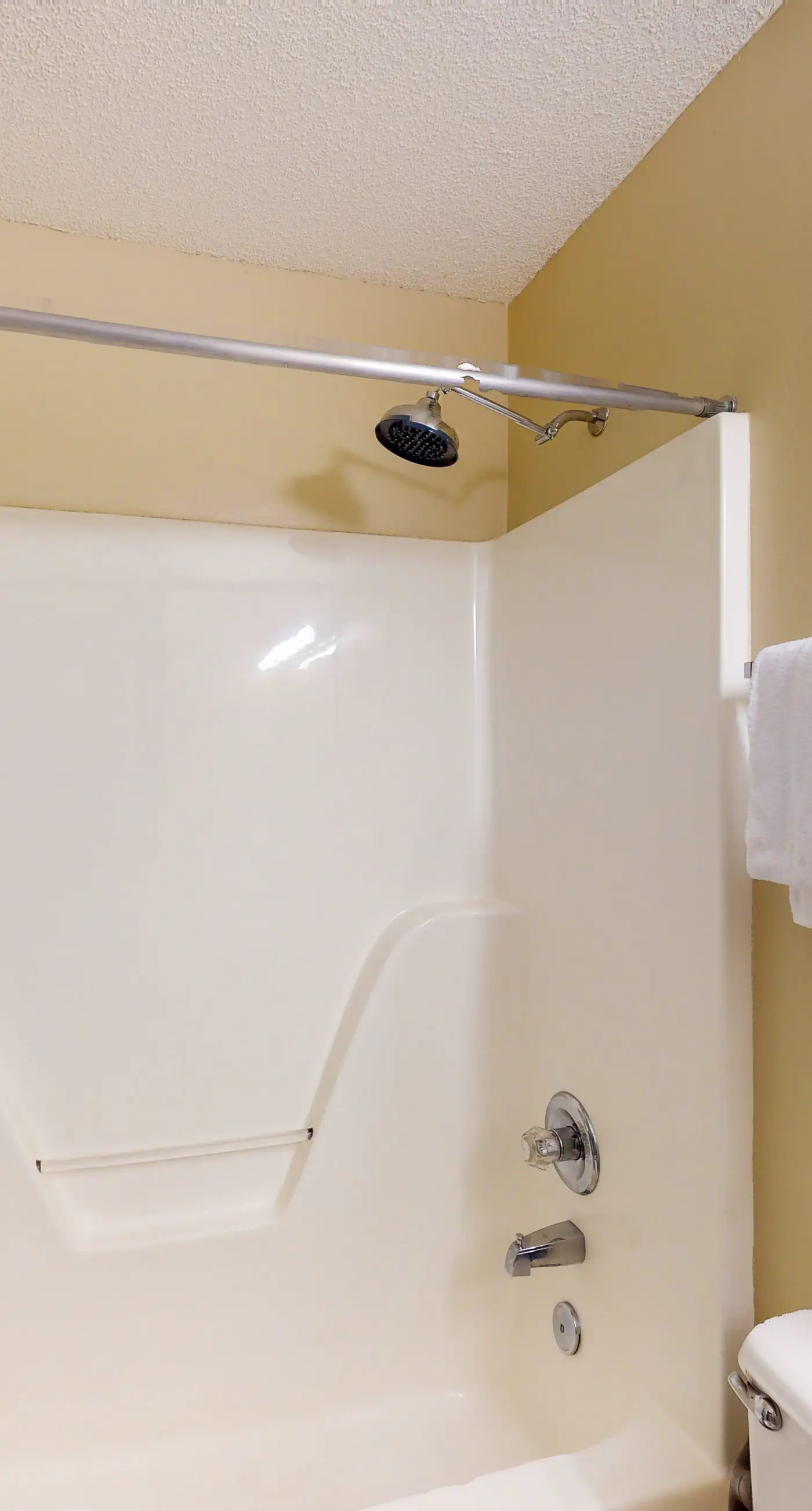 Ground-floor condo with pool, hot tub, & patio - walk to beach