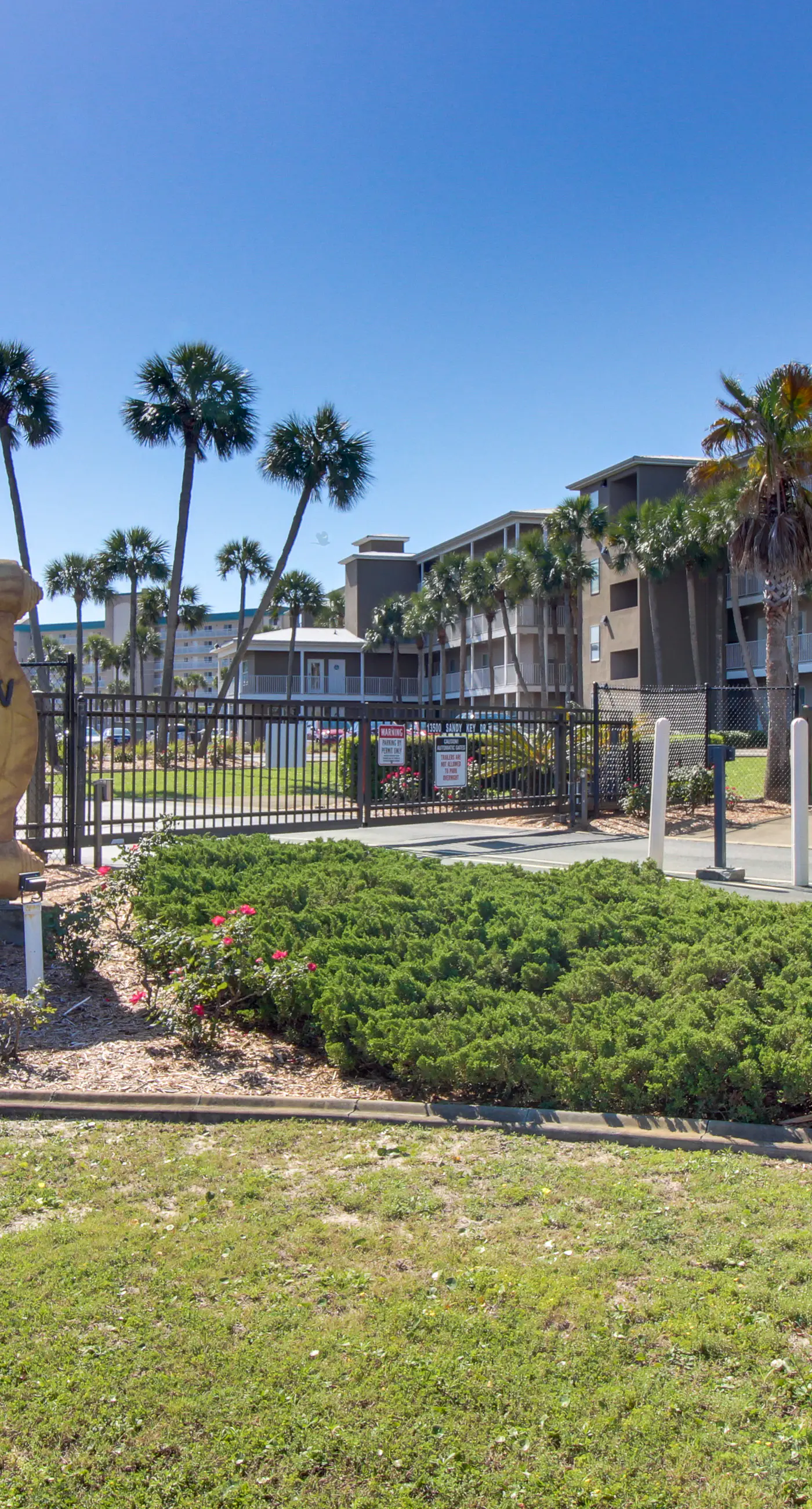 Ground-floor condo with pool, hot tub, & patio - walk to beach