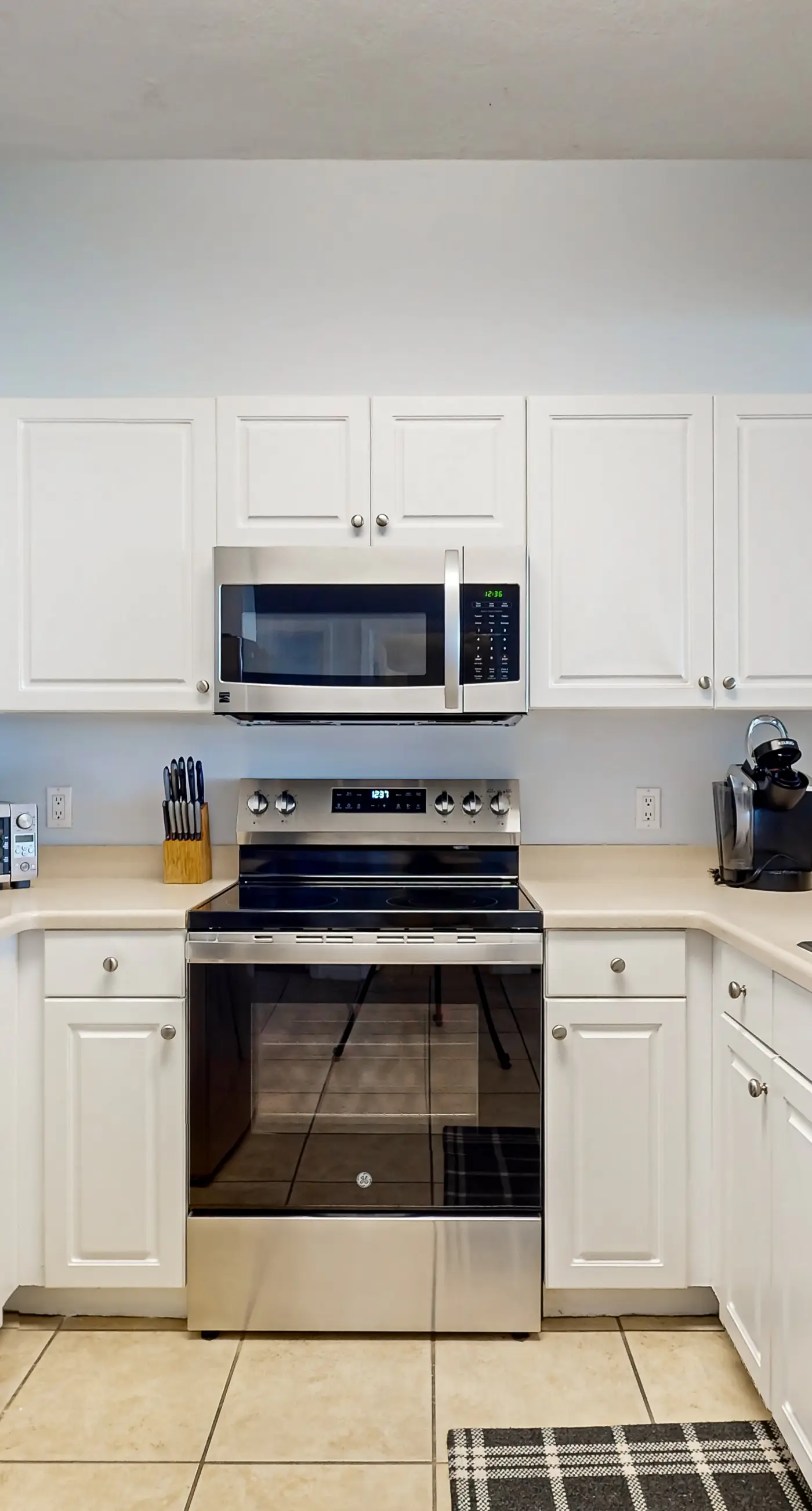 Inviting Gulf-front condo In Perdido Key with waterfront pool/hot tub and oceanfront balcony