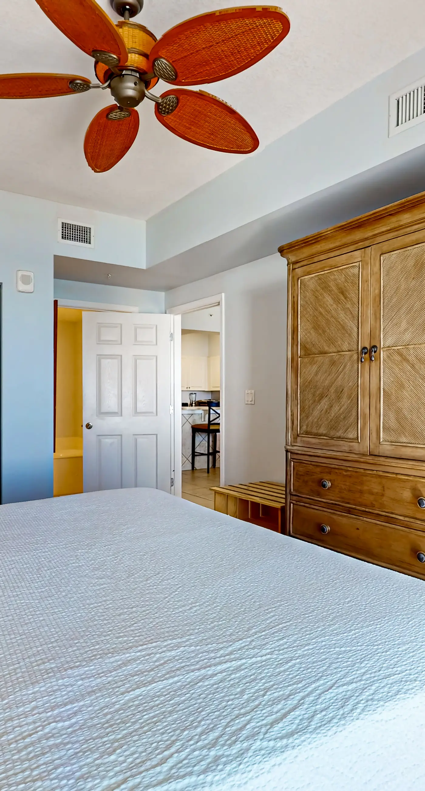 Inviting Gulf-front condo In Perdido Key with waterfront pool/hot tub and oceanfront balcony