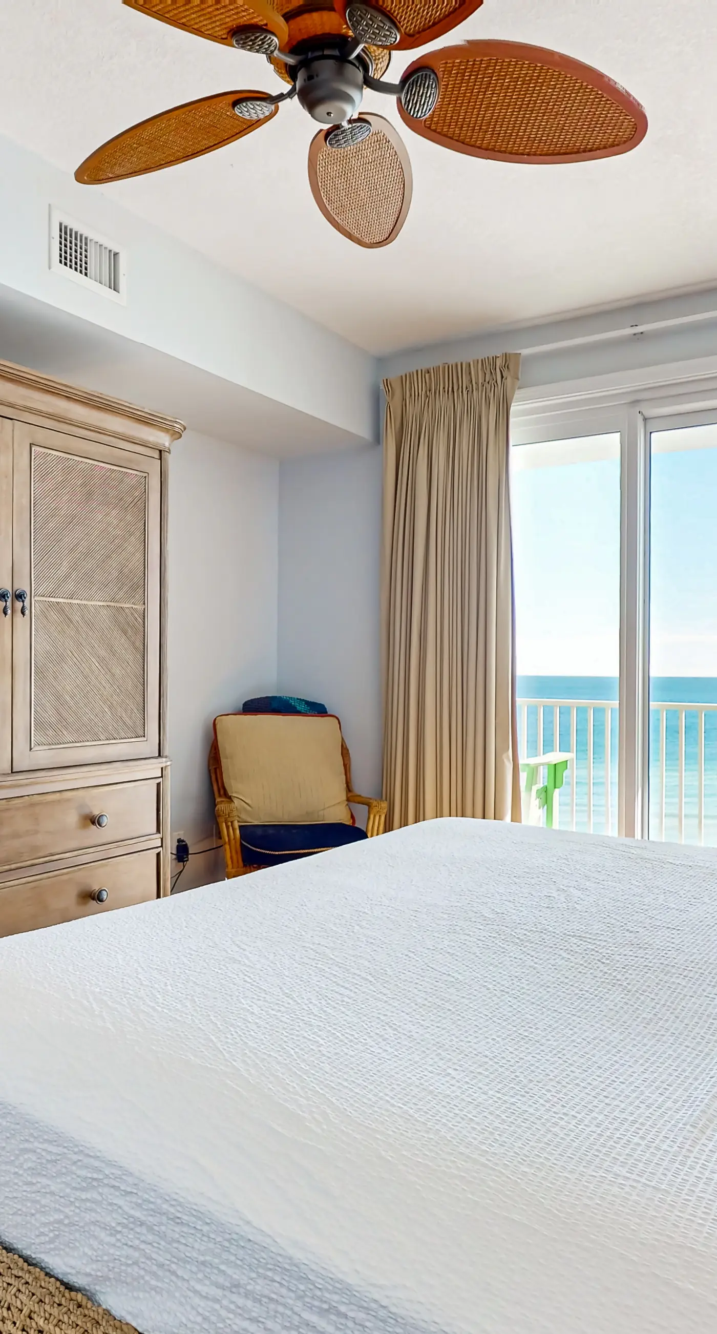 Inviting Gulf-front condo In Perdido Key with waterfront pool/hot tub and oceanfront balcony