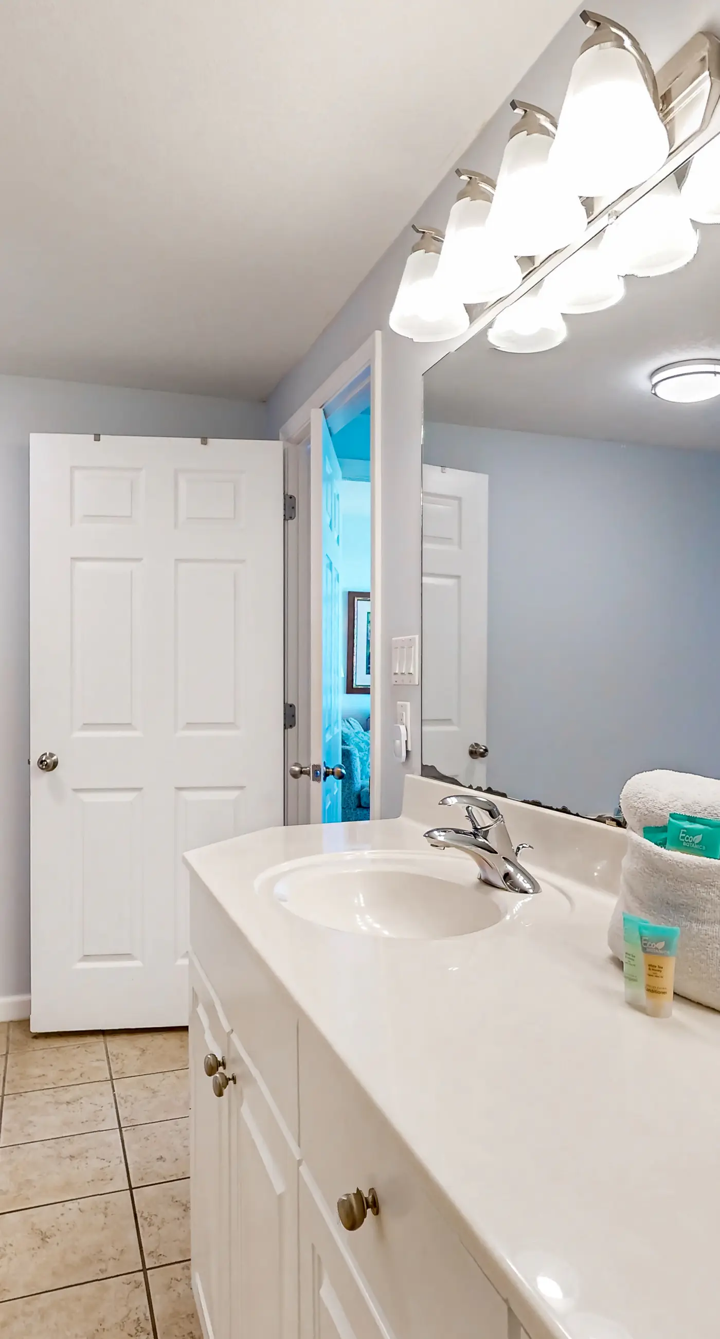 Inviting Gulf-front condo In Perdido Key with waterfront pool/hot tub and oceanfront balcony