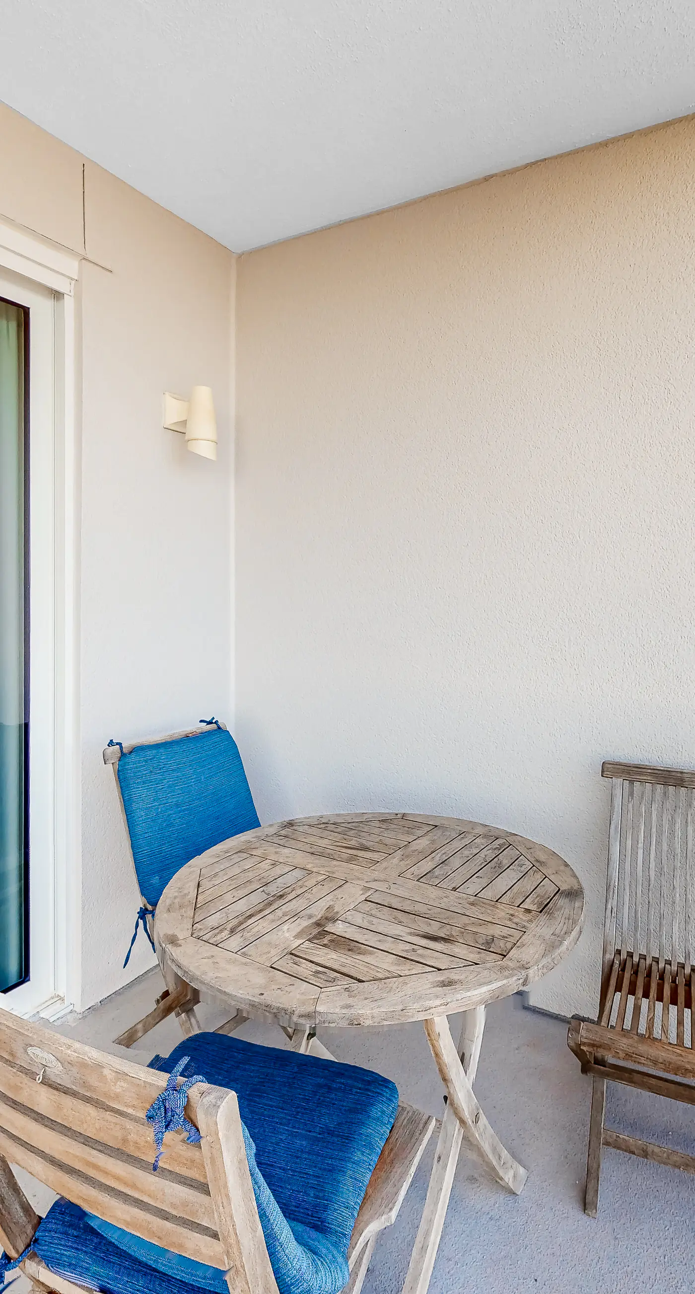 Inviting Gulf-front condo In Perdido Key with waterfront pool/hot tub and oceanfront balcony