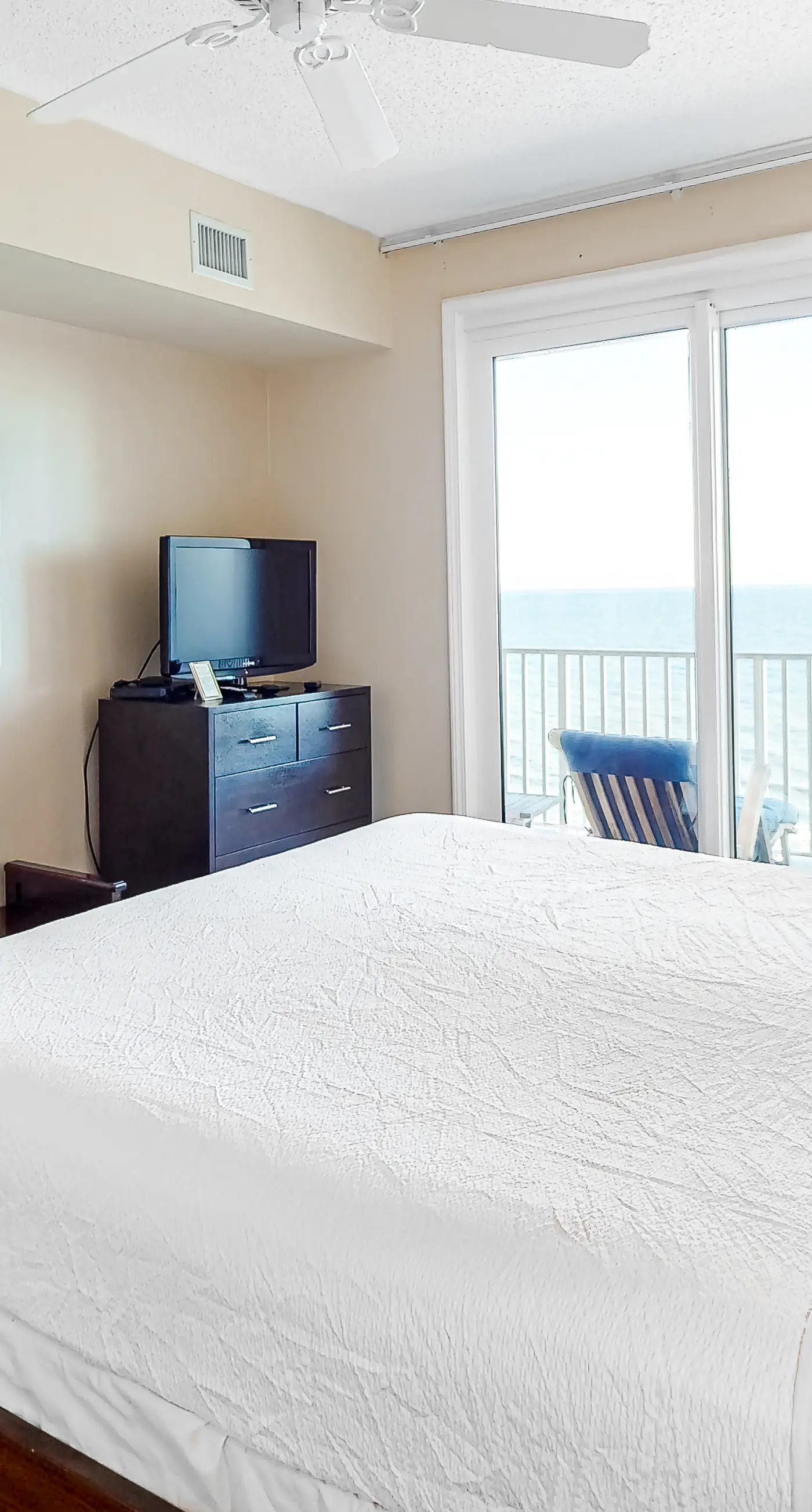 Inviting Gulf-front condo In Perdido Key with waterfront pool/hot tub and oceanfront balcony