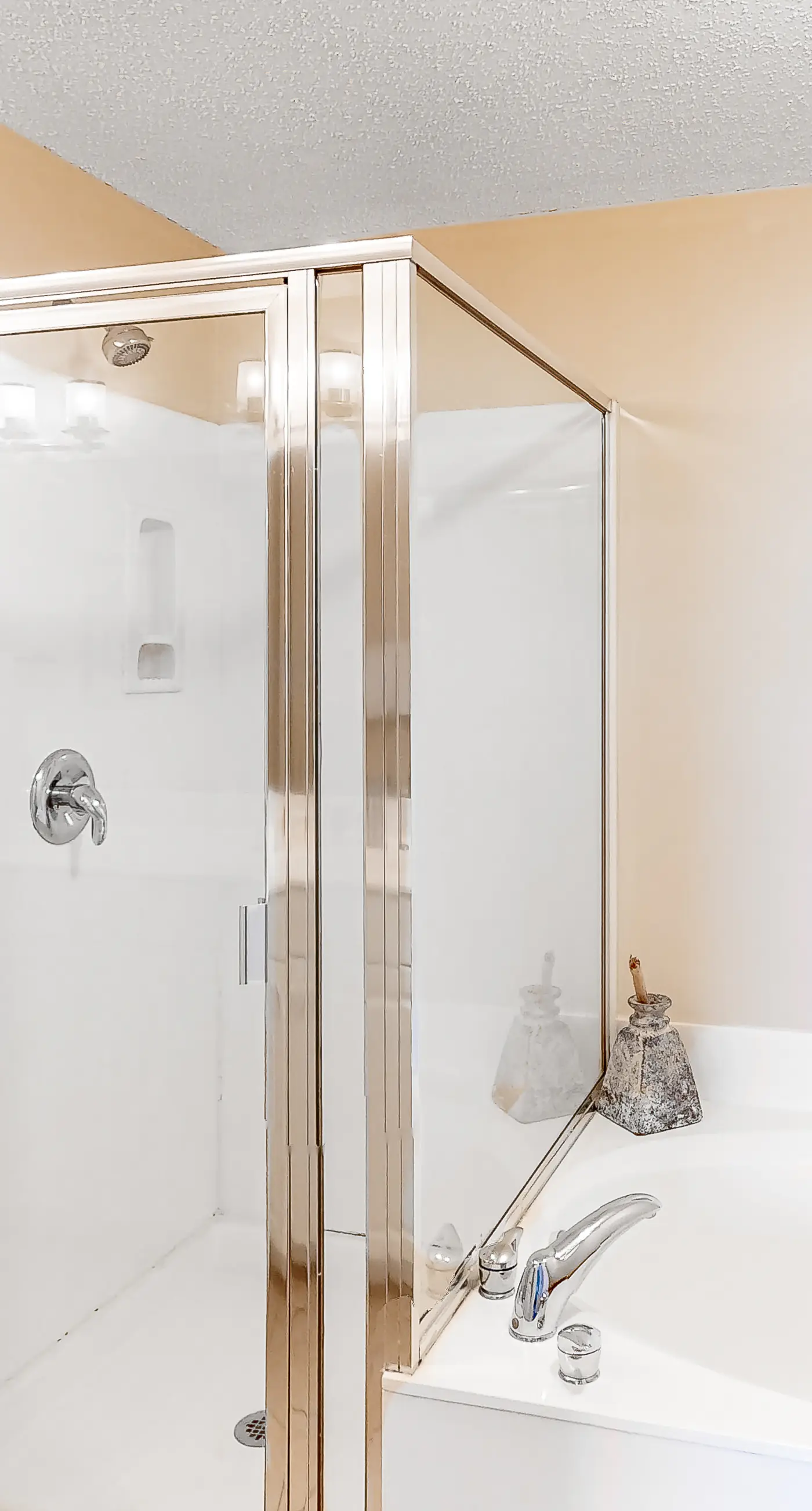 Inviting Gulf-front condo In Perdido Key with waterfront pool/hot tub and oceanfront balcony