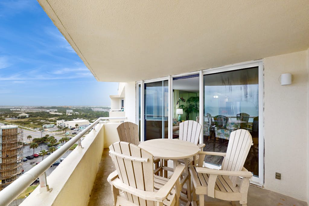 Top-Floor, Gulf-Front Condo w/ Balcony, Beach Access & Shared Pools/Hot Tub/Gym