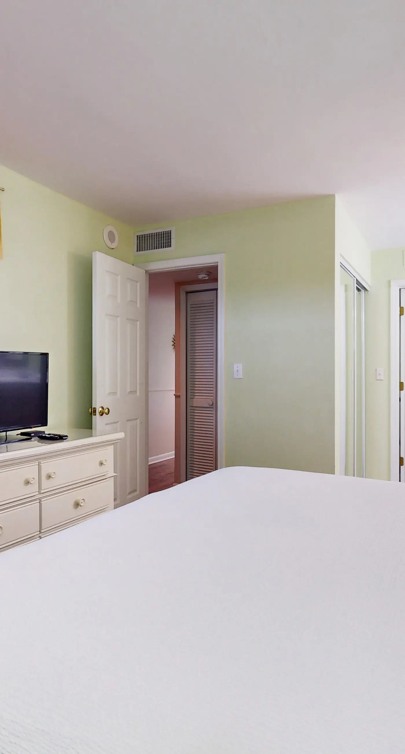 Top-Floor, Gulf-Front Condo w/ Balcony, Beach Access & Shared Pools/Hot Tub/Gym