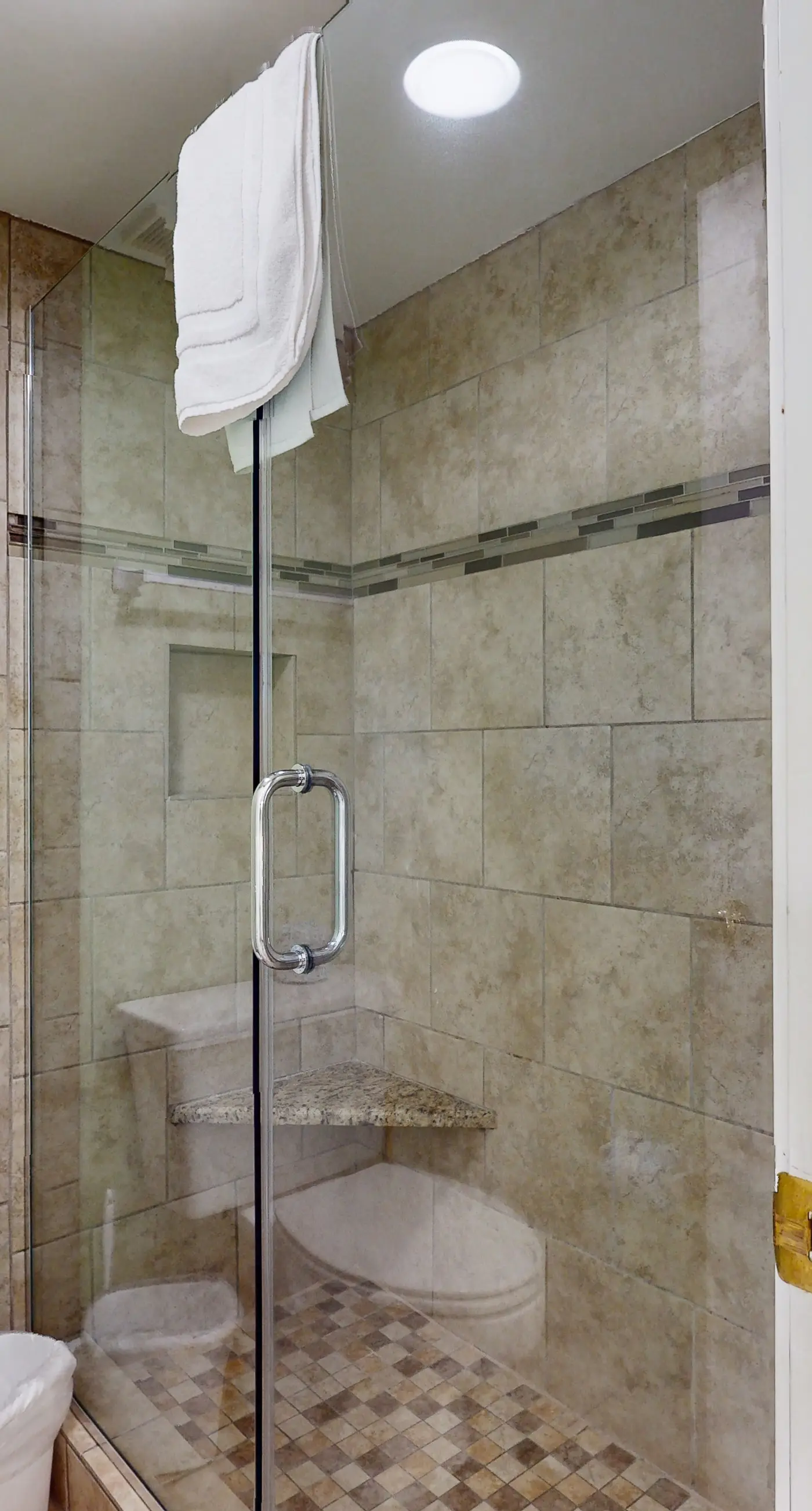 Top-Floor, Gulf-Front Condo w/ Balcony, Beach Access & Shared Pools/Hot Tub/Gym