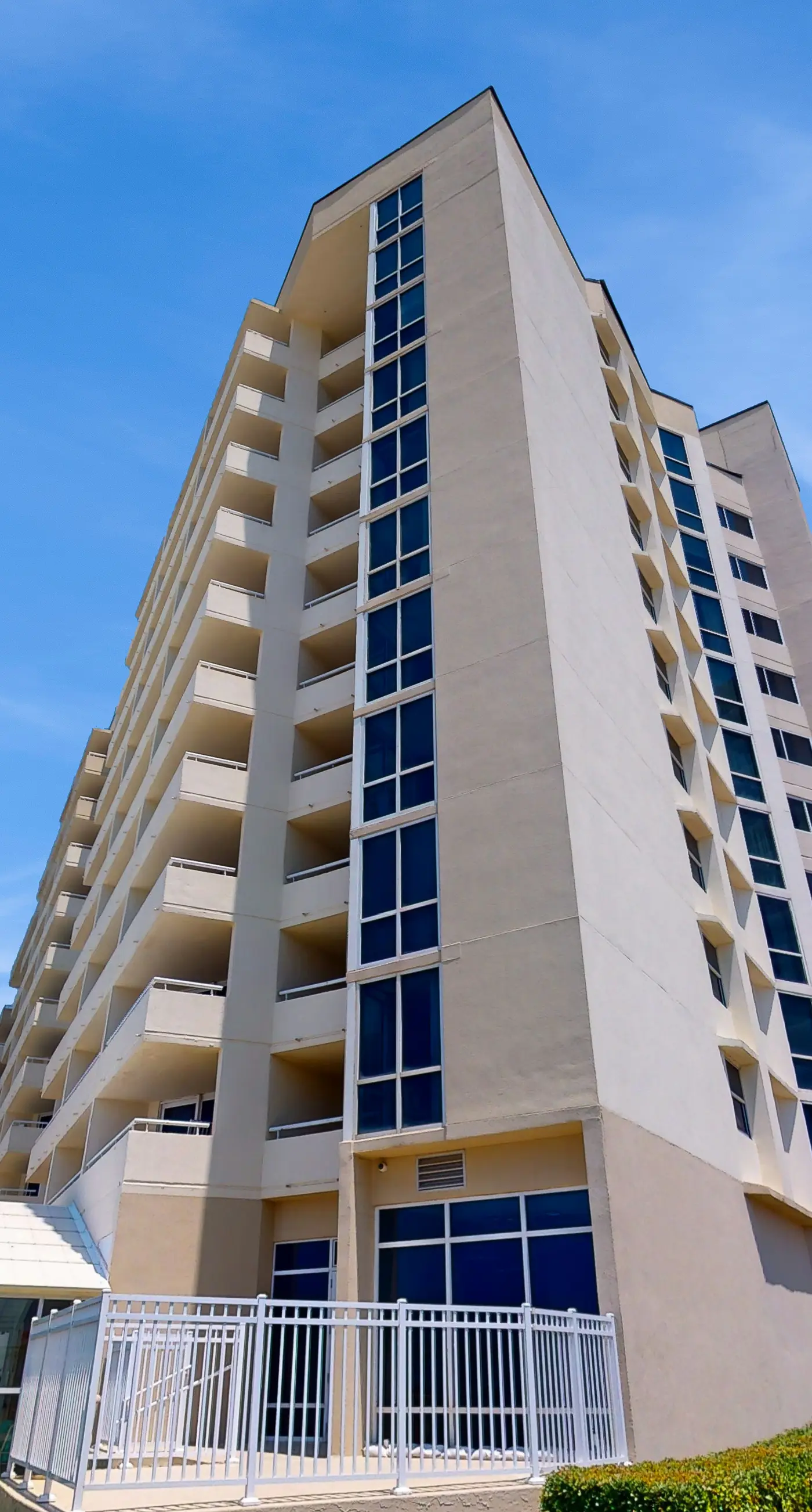 Top-Floor, Gulf-Front Condo w/ Balcony, Beach Access & Shared Pools/Hot Tub/Gym