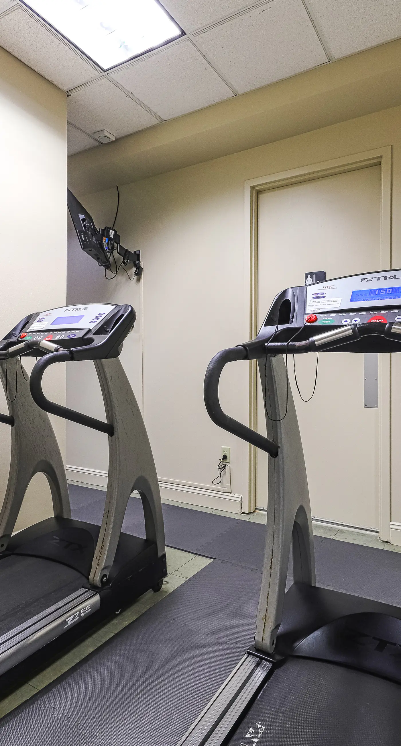 Top-Floor, Gulf-Front Condo w/ Balcony, Beach Access & Shared Pools/Hot Tub/Gym