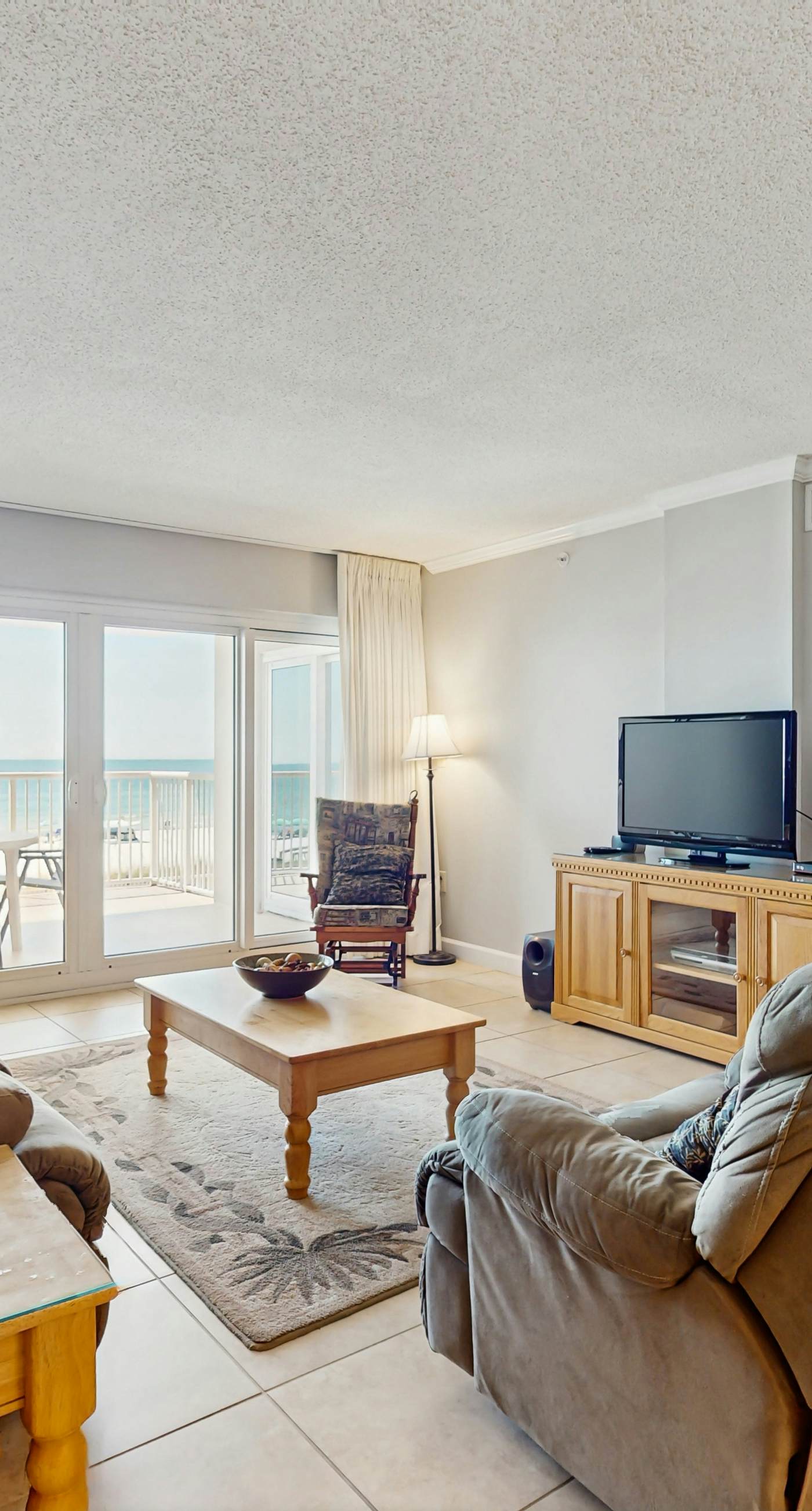 Gorgeous Oceanfront condo with washer/dryer, Gulf-front balcony & pool/hot tub