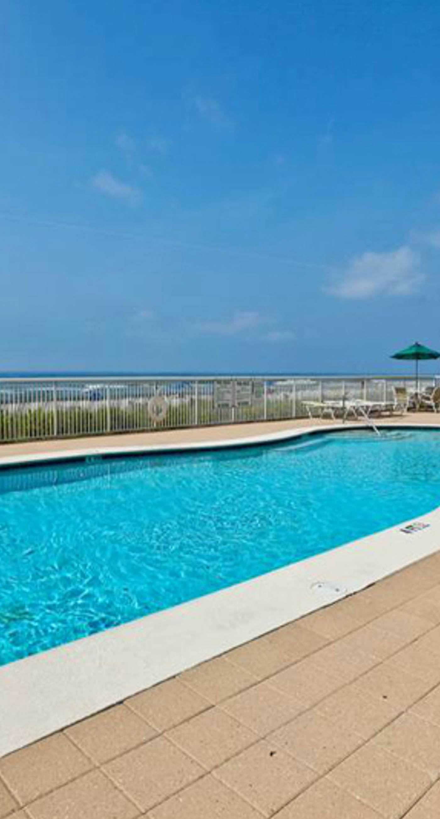 Gorgeous Oceanfront condo with washer/dryer, Gulf-front balcony & pool/hot tub