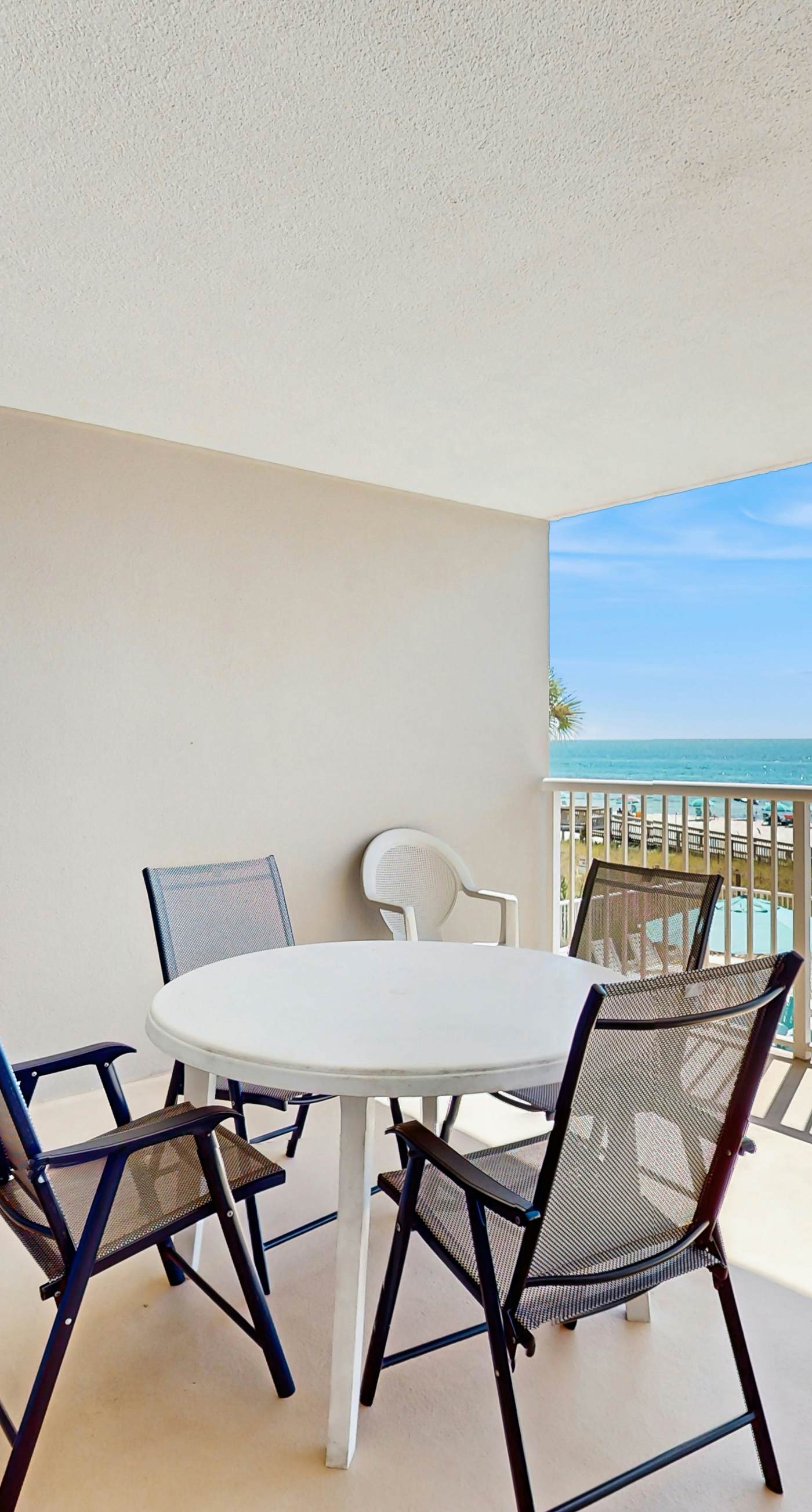 Gorgeous Oceanfront condo with washer/dryer, Gulf-front balcony & pool/hot tub