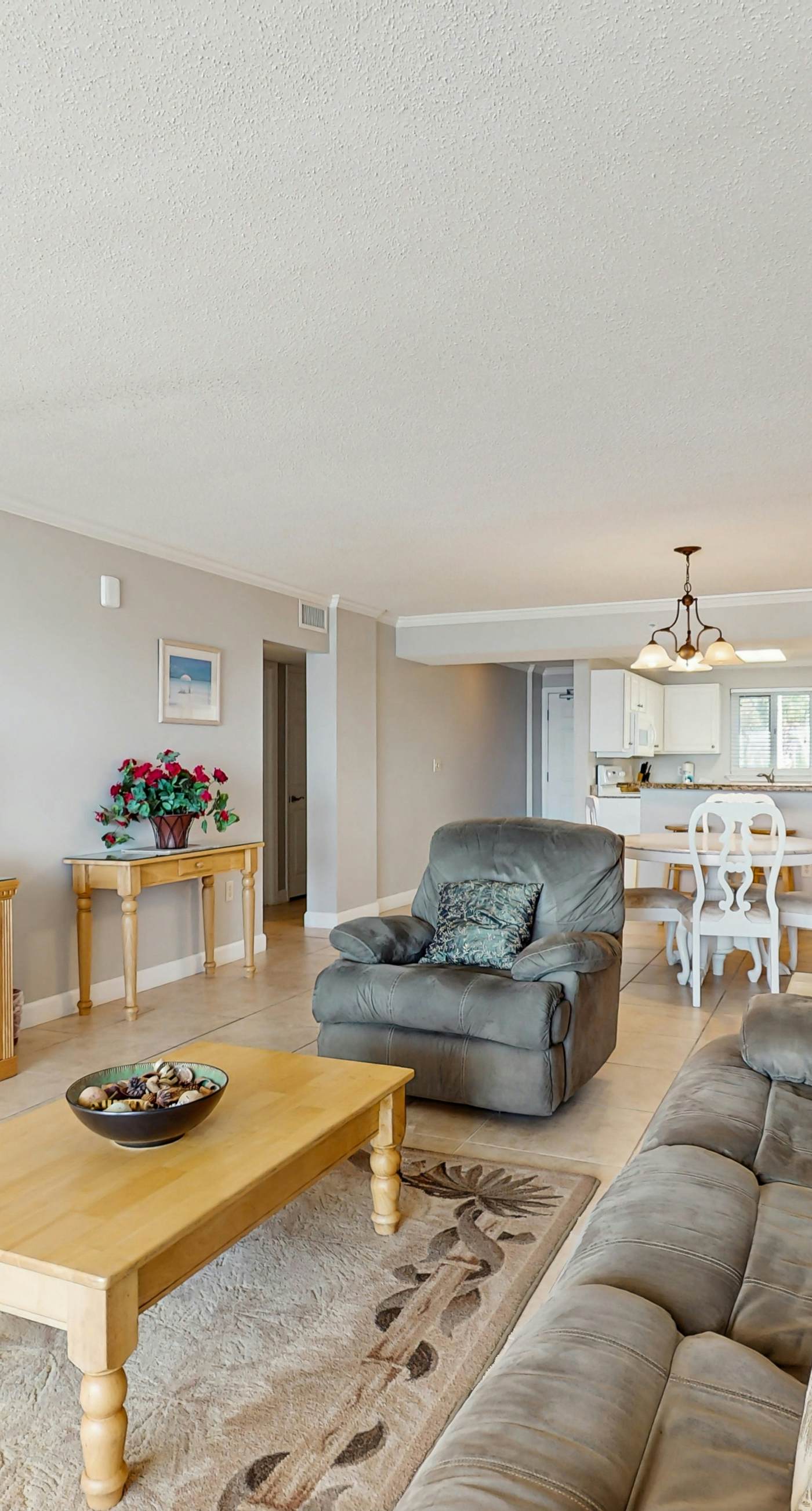 Gorgeous Oceanfront condo with washer/dryer, Gulf-front balcony & pool/hot tub