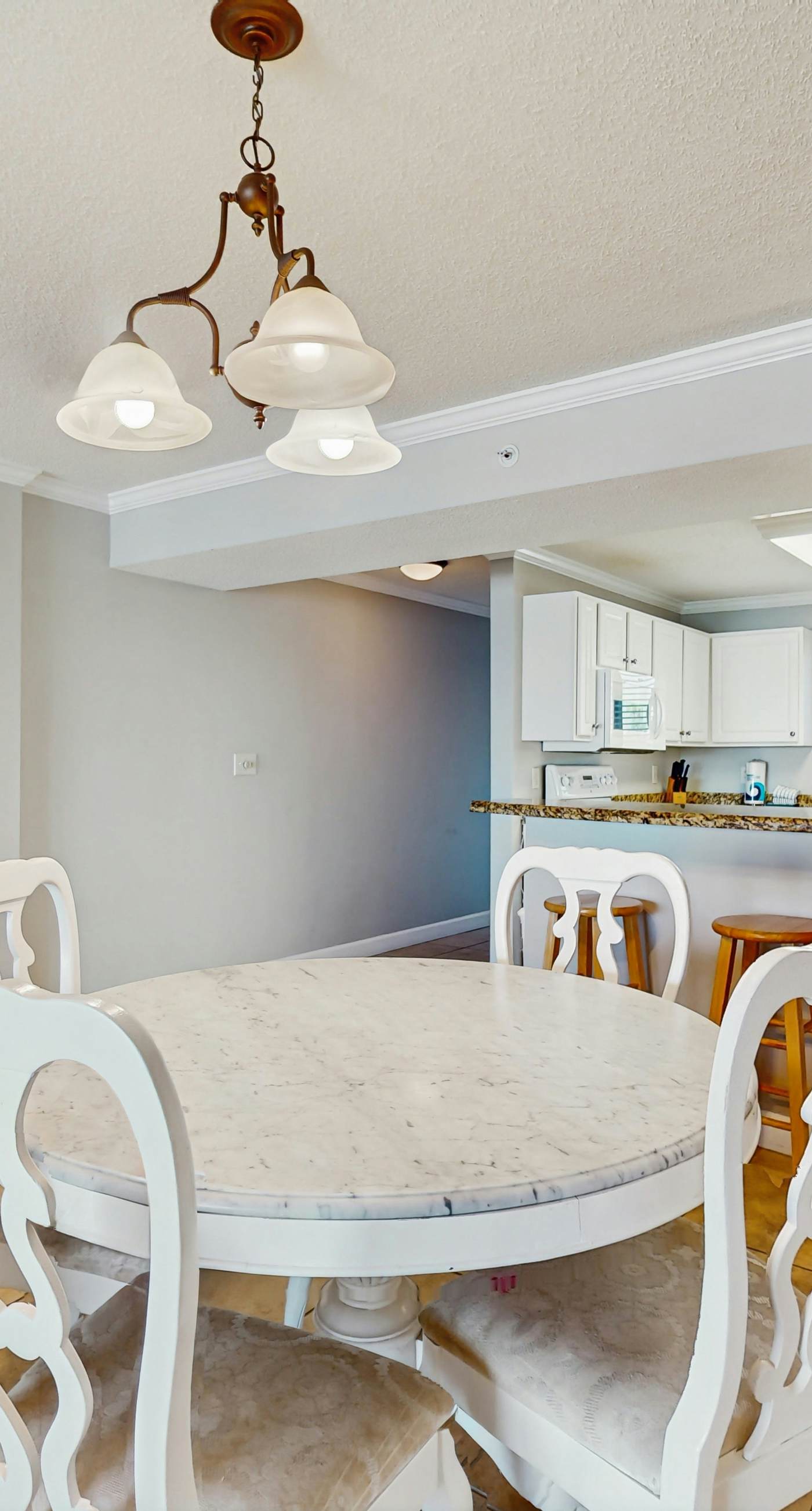 Gorgeous Oceanfront condo with washer/dryer, Gulf-front balcony & pool/hot tub