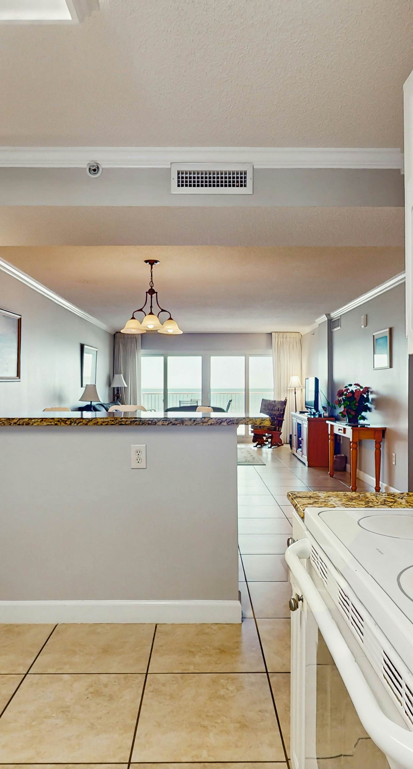 Gorgeous Oceanfront condo with washer/dryer, Gulf-front balcony & pool/hot tub