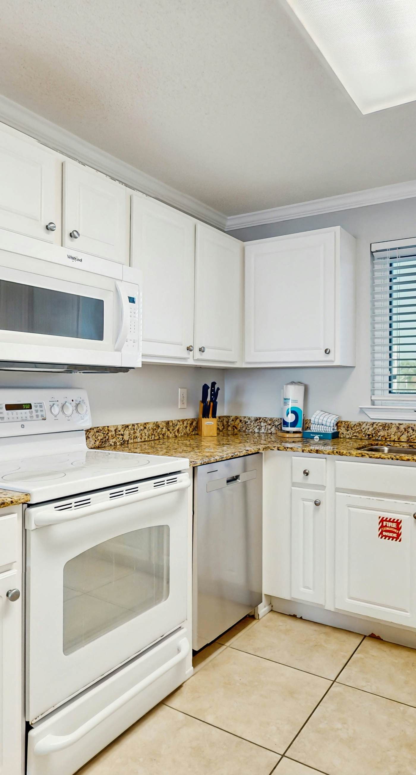 Gorgeous Oceanfront condo with washer/dryer, Gulf-front balcony & pool/hot tub