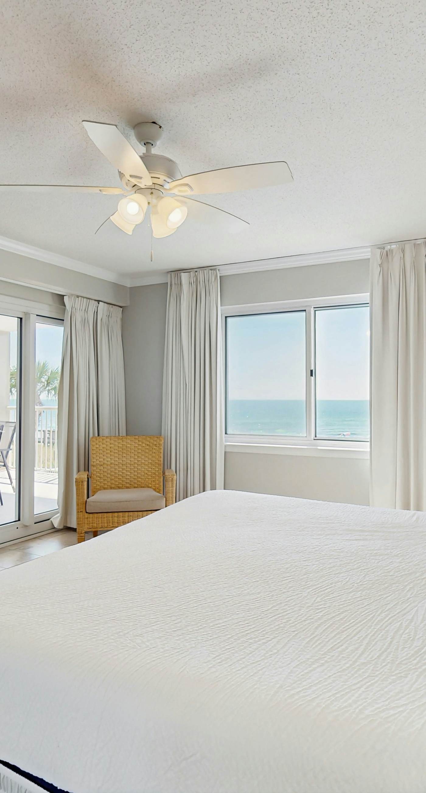 Gorgeous Oceanfront condo with washer/dryer, Gulf-front balcony & pool/hot tub