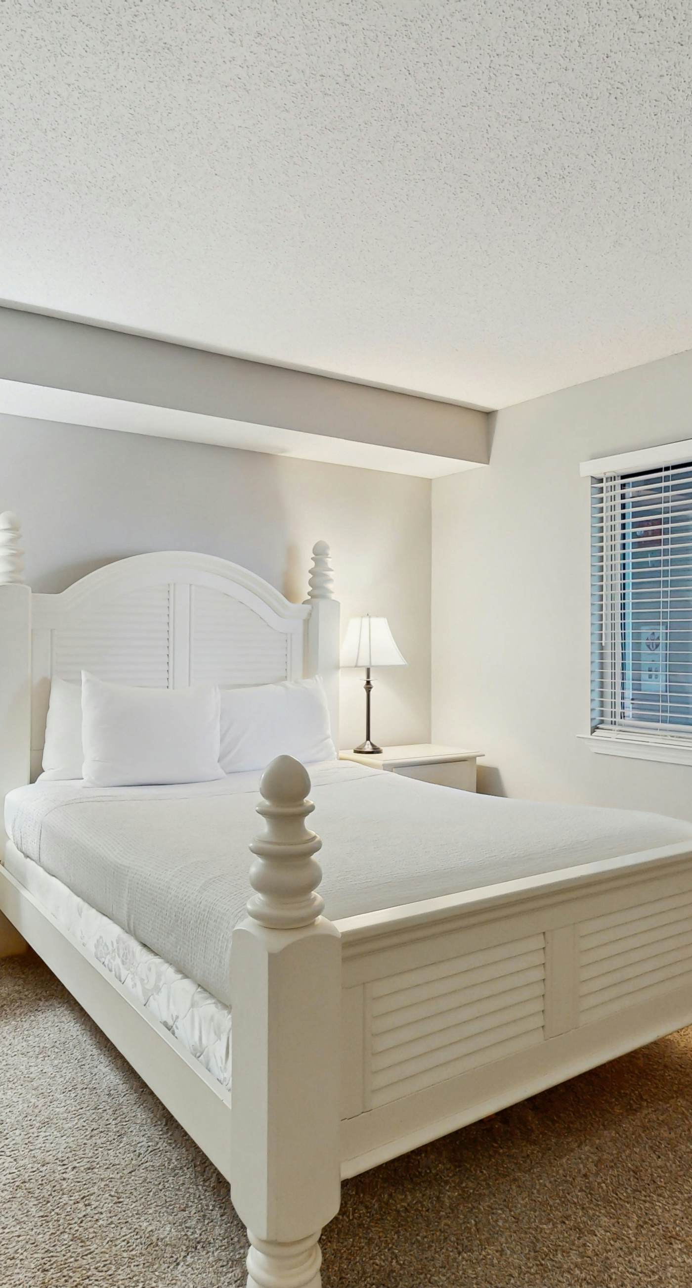 Gorgeous Oceanfront condo with washer/dryer, Gulf-front balcony & pool/hot tub