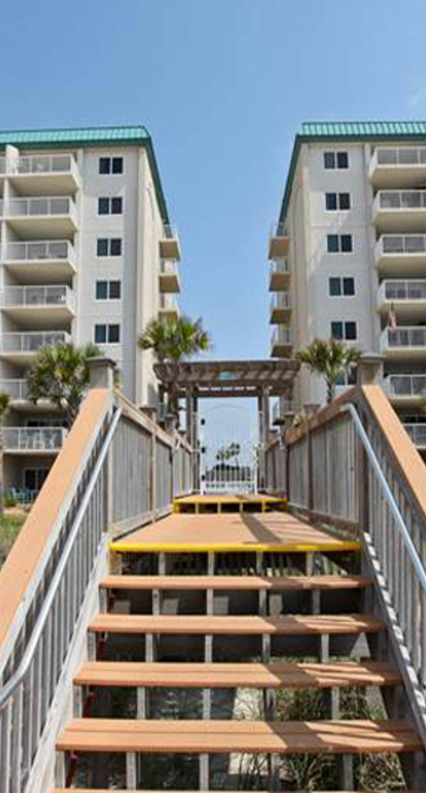 Gorgeous Oceanfront condo with washer/dryer, Gulf-front balcony & pool/hot tub