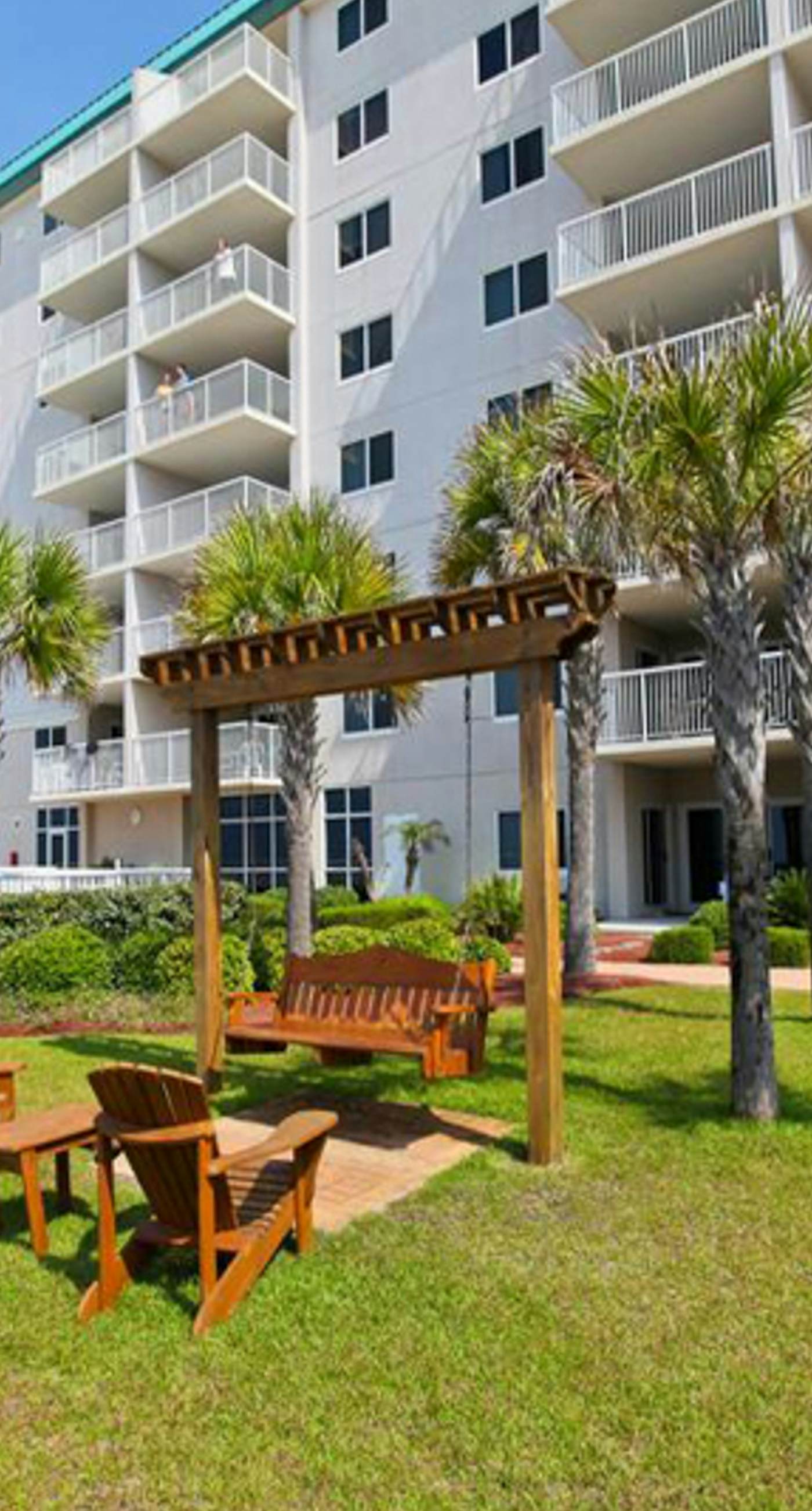Gorgeous Oceanfront condo with washer/dryer, Gulf-front balcony & pool/hot tub