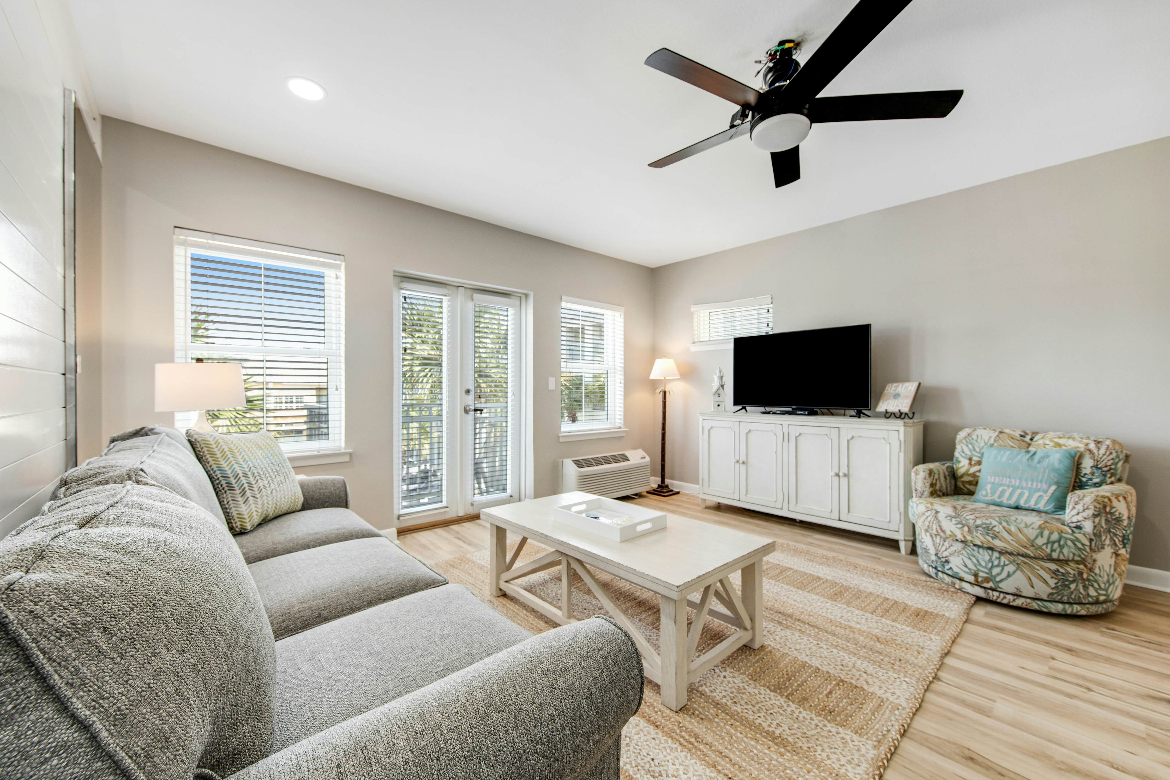 Cute condo just steps to the Gulf with community pools, & hot tub