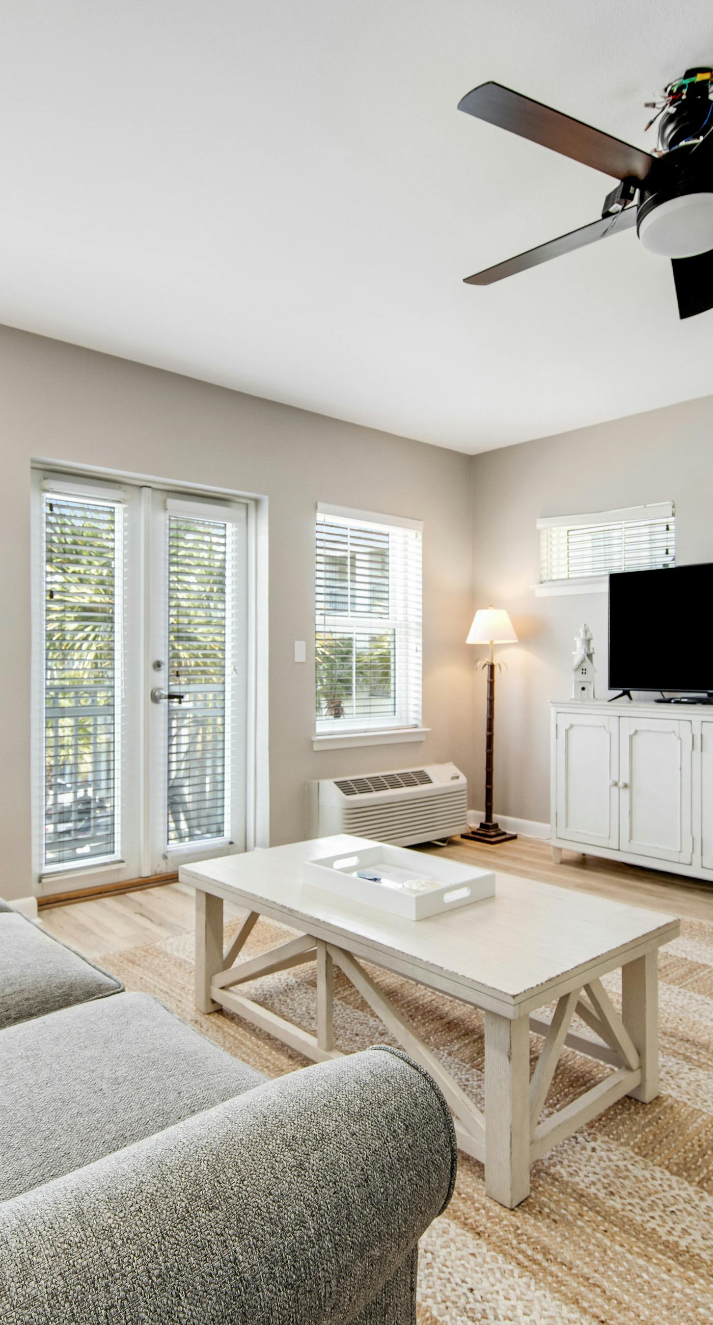 Cute condo just steps to the Gulf with community pools, & hot tub