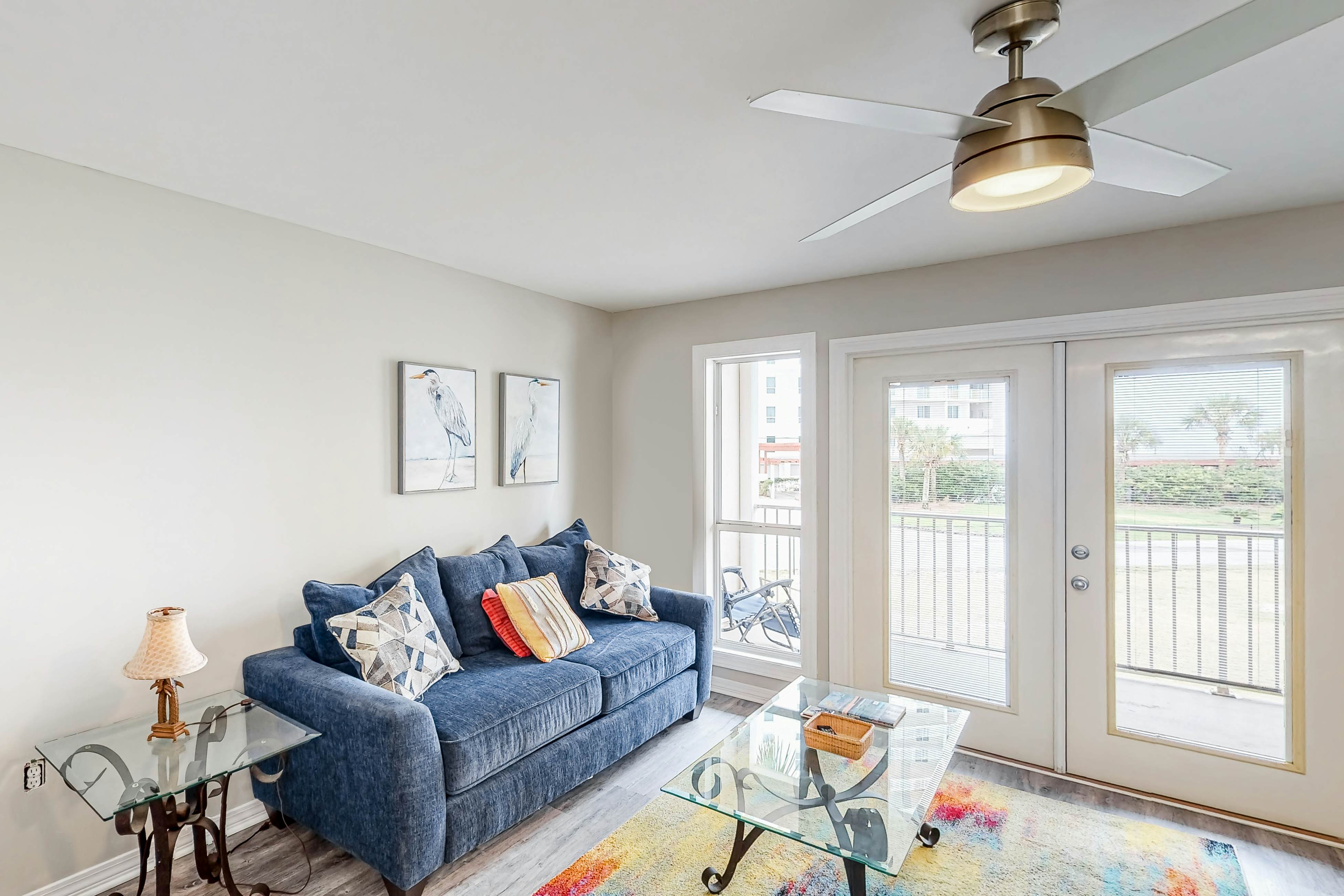 Updated condo with balcony, central AC, pools, hot tub, grills, & beach access