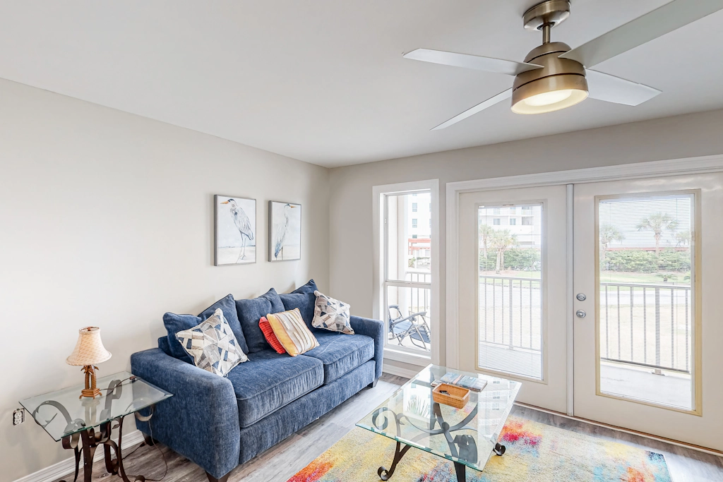 Updated condo with balcony, central AC, pools, hot tub, grills, & beach access