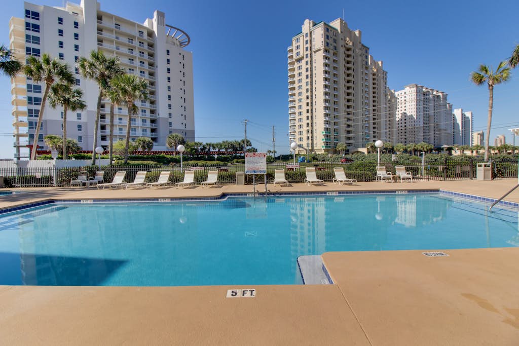 Updated condo with balcony, central AC, pools, hot tub, grills, & beach access