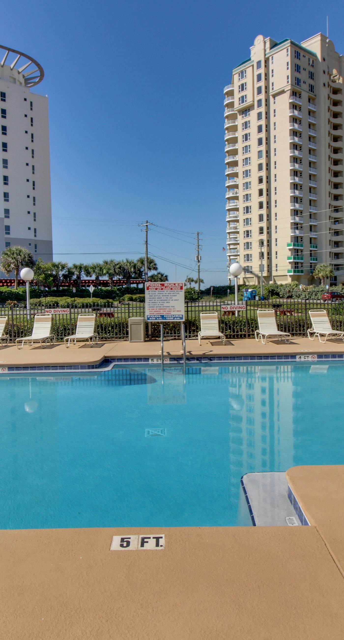 Updated condo with balcony, central AC, pools, hot tub, grills, & beach access