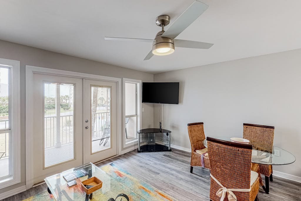 Updated condo with balcony, central AC, pools, hot tub, grills, & beach access