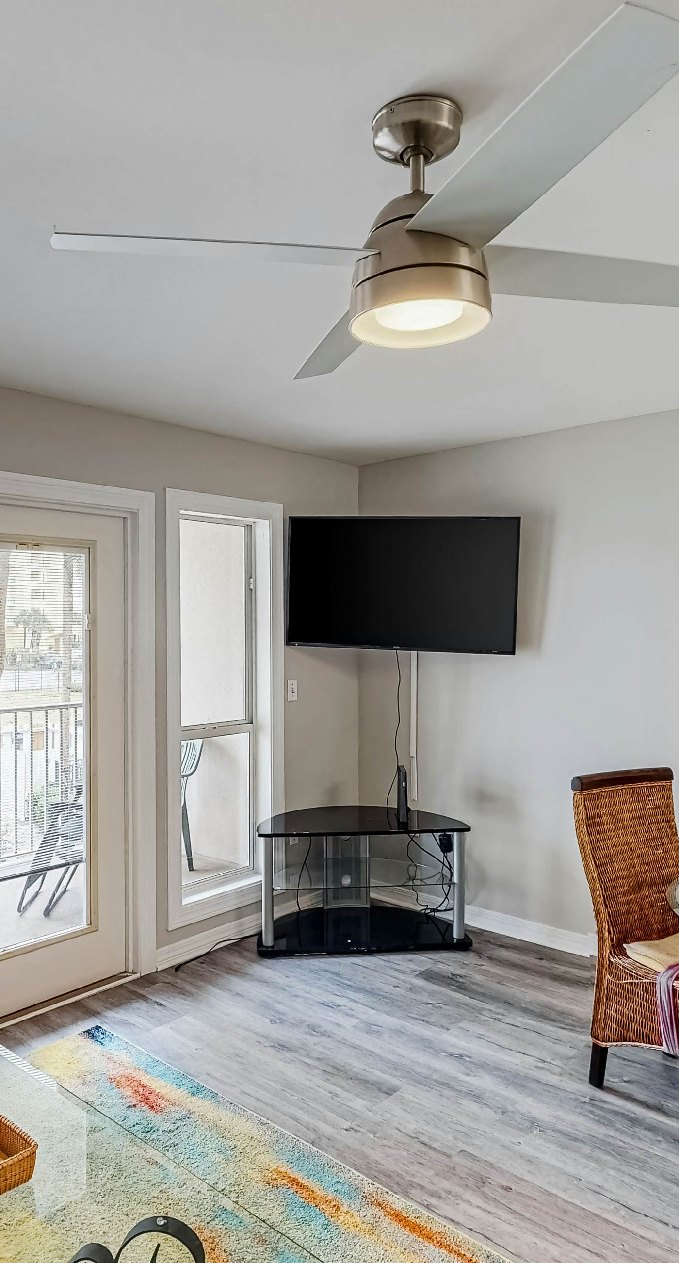 Updated condo with balcony, central AC, pools, hot tub, grills, & beach access