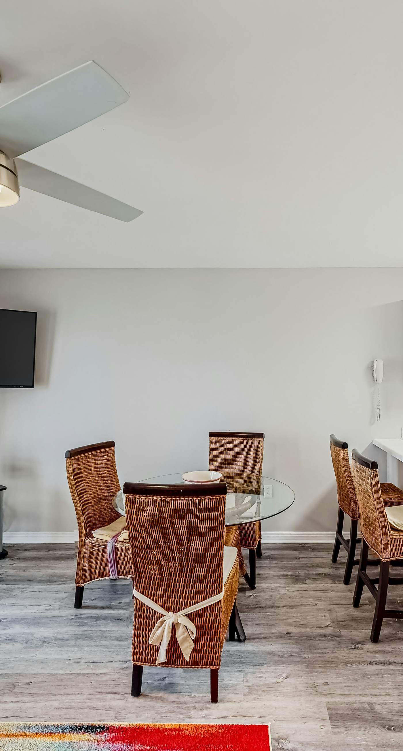 Updated condo with balcony, central AC, pools, hot tub, grills, & beach access