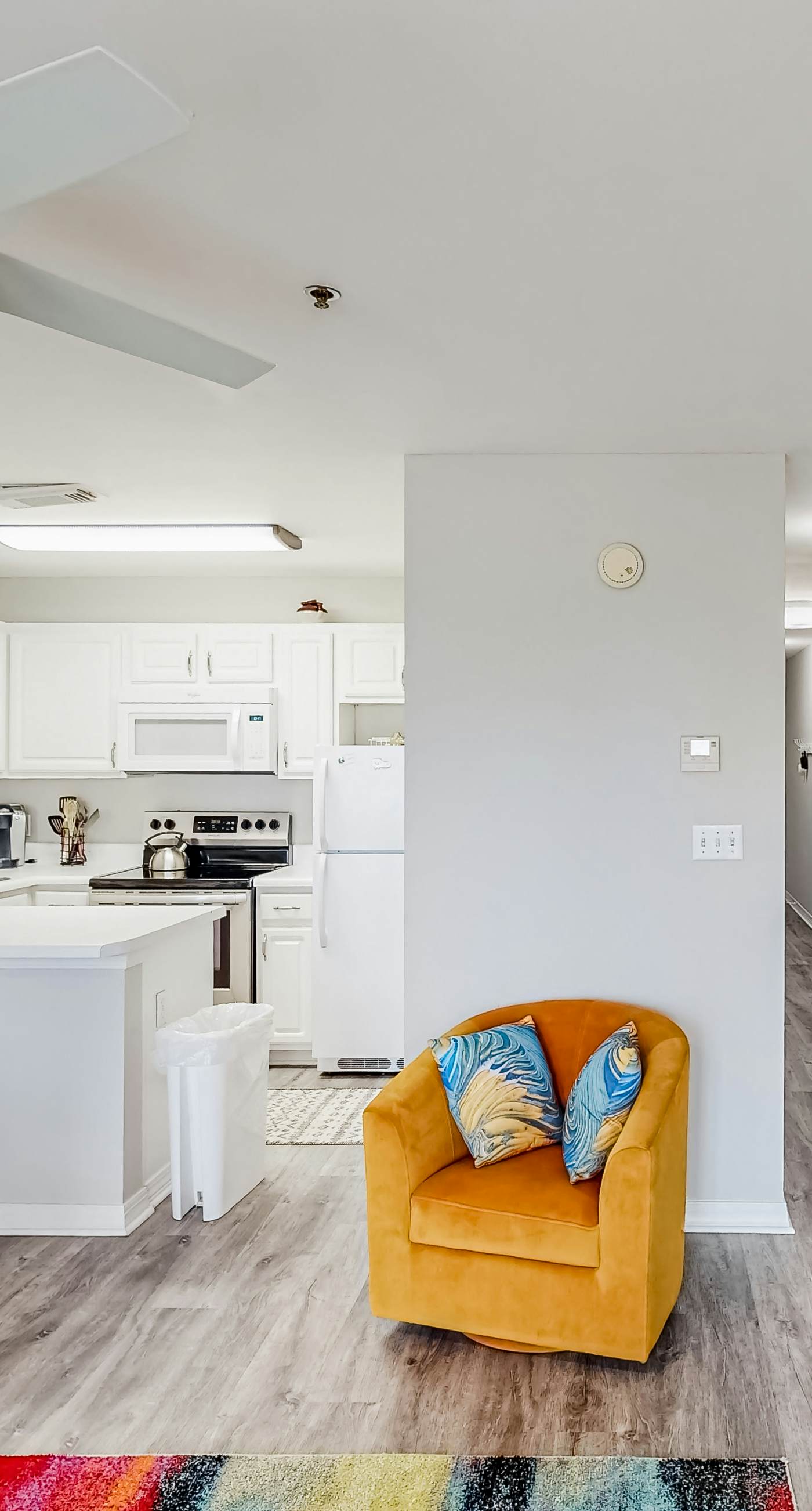 Updated condo with balcony, central AC, pools, hot tub, grills, & beach access