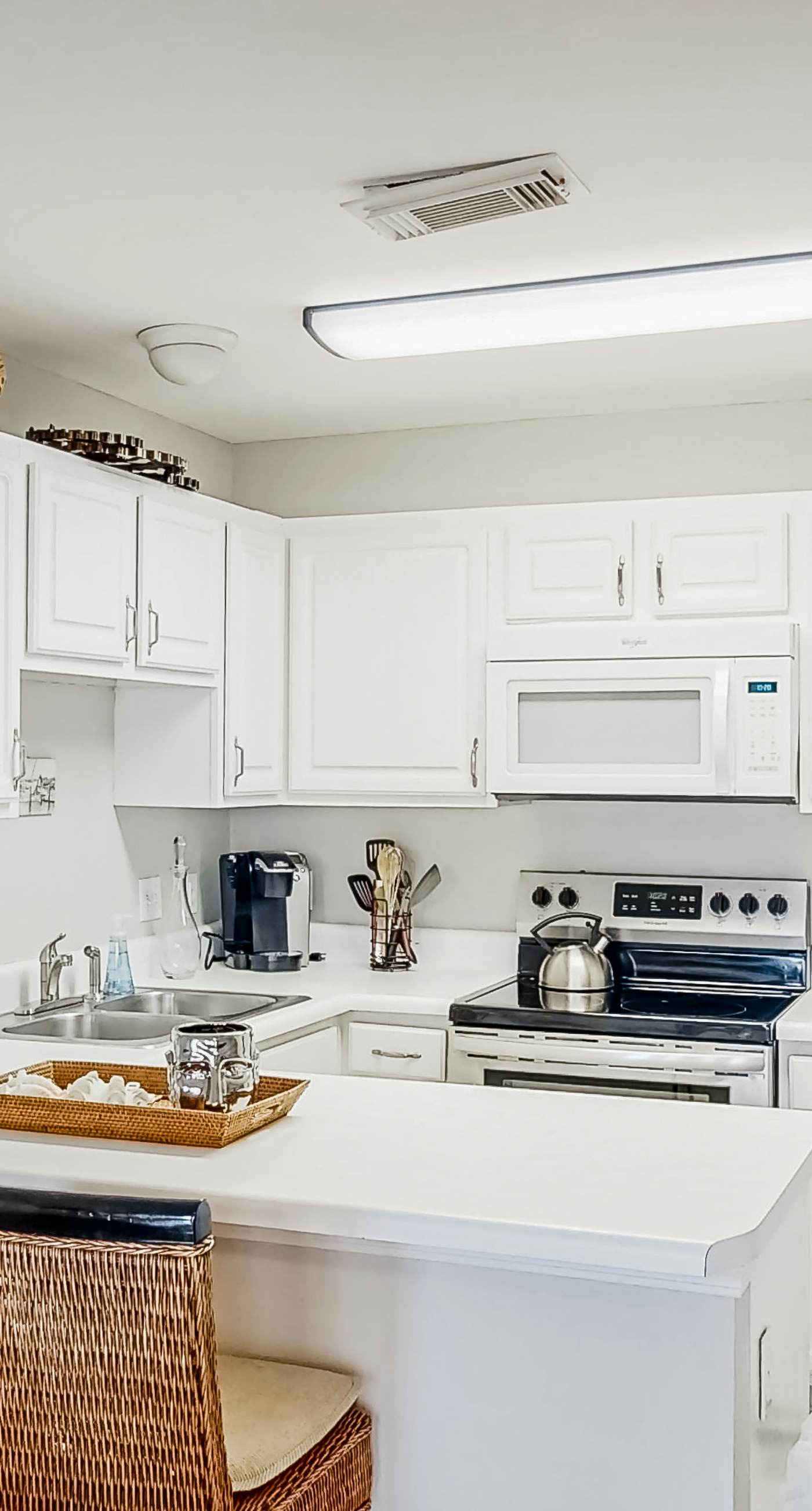 Updated condo with balcony, central AC, pools, hot tub, grills, & beach access