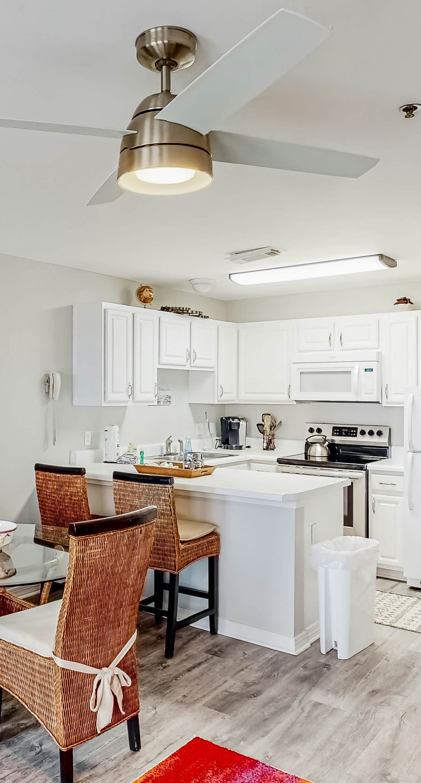 Updated condo with balcony, central AC, pools, hot tub, grills, & beach access