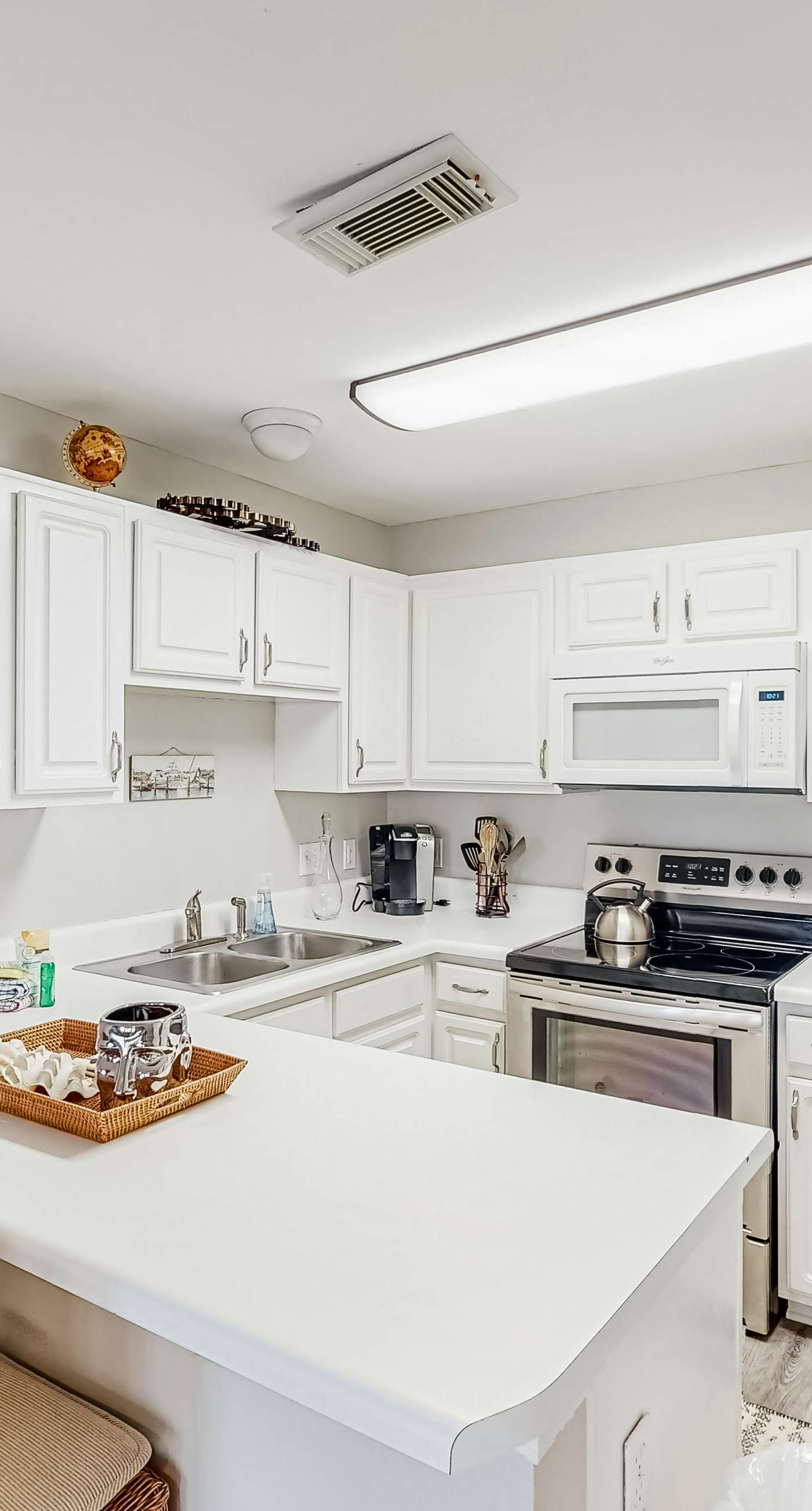 Updated condo with balcony, central AC, pools, hot tub, grills, & beach access