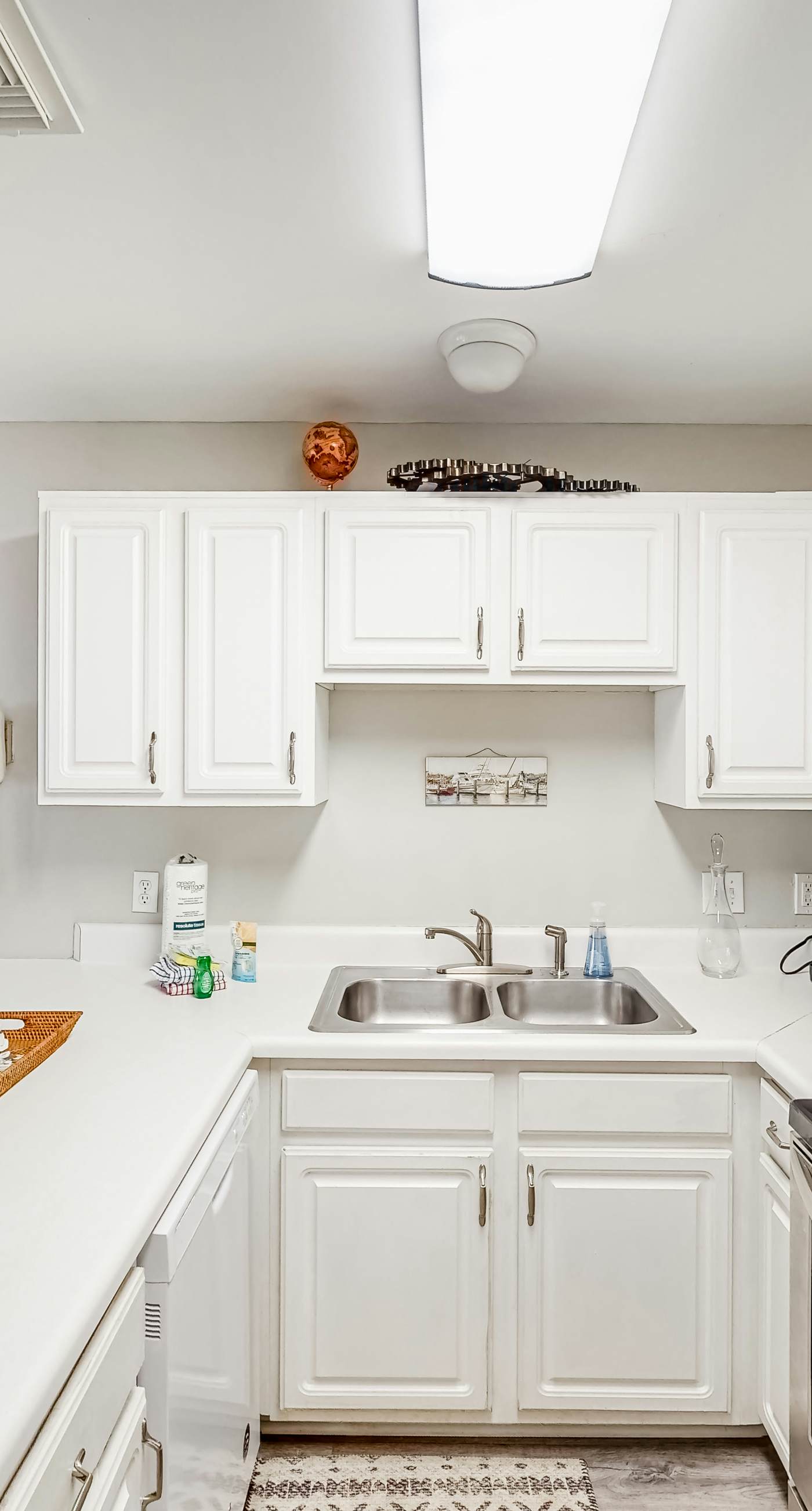 Updated condo with balcony, central AC, pools, hot tub, grills, & beach access