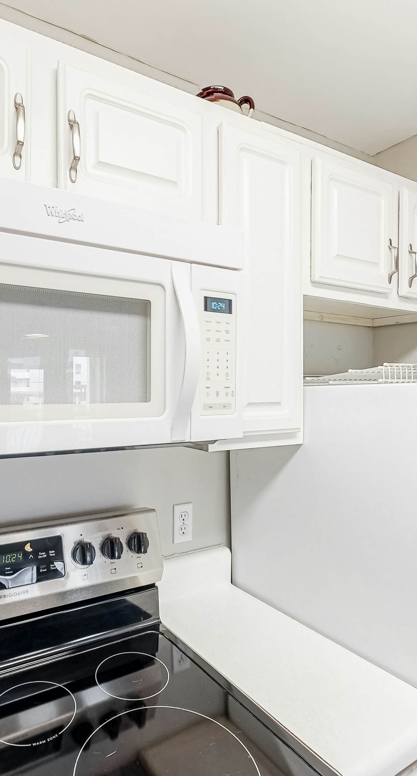 Updated condo with balcony, central AC, pools, hot tub, grills, & beach access