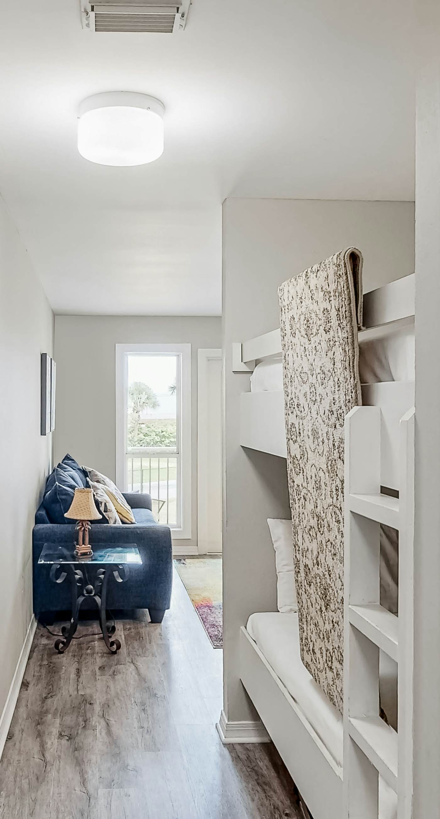 Updated condo with balcony, central AC, pools, hot tub, grills, & beach access