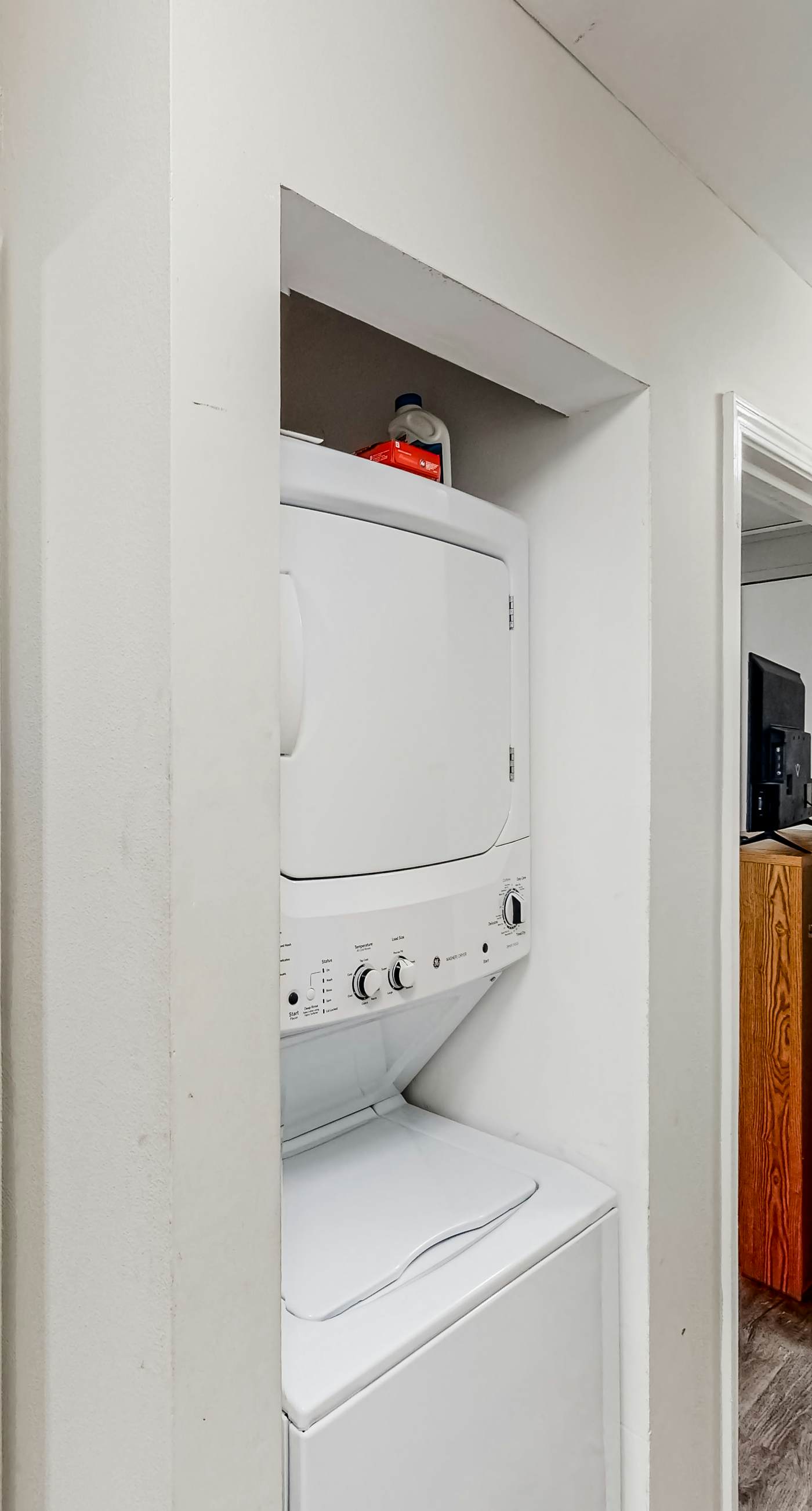 Updated condo with balcony, central AC, pools, hot tub, grills, & beach access