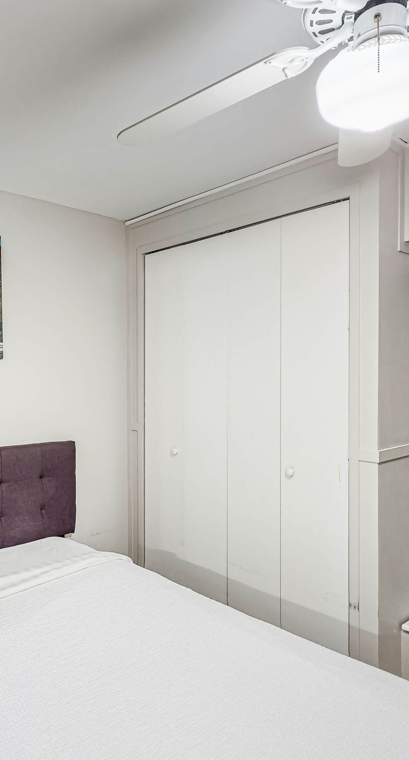 Updated condo with balcony, central AC, pools, hot tub, grills, & beach access