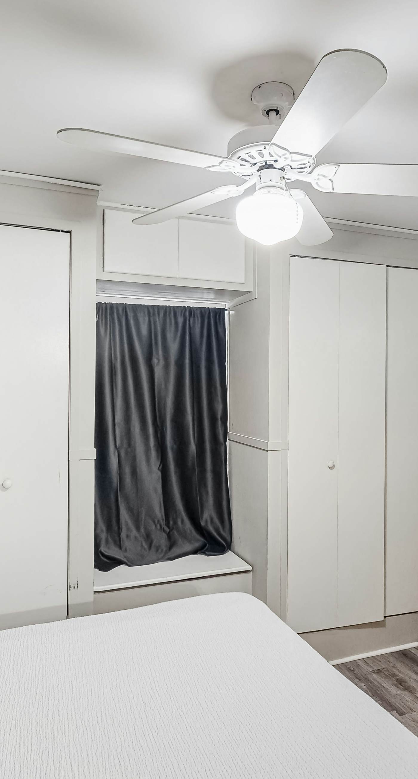 Updated condo with balcony, central AC, pools, hot tub, grills, & beach access