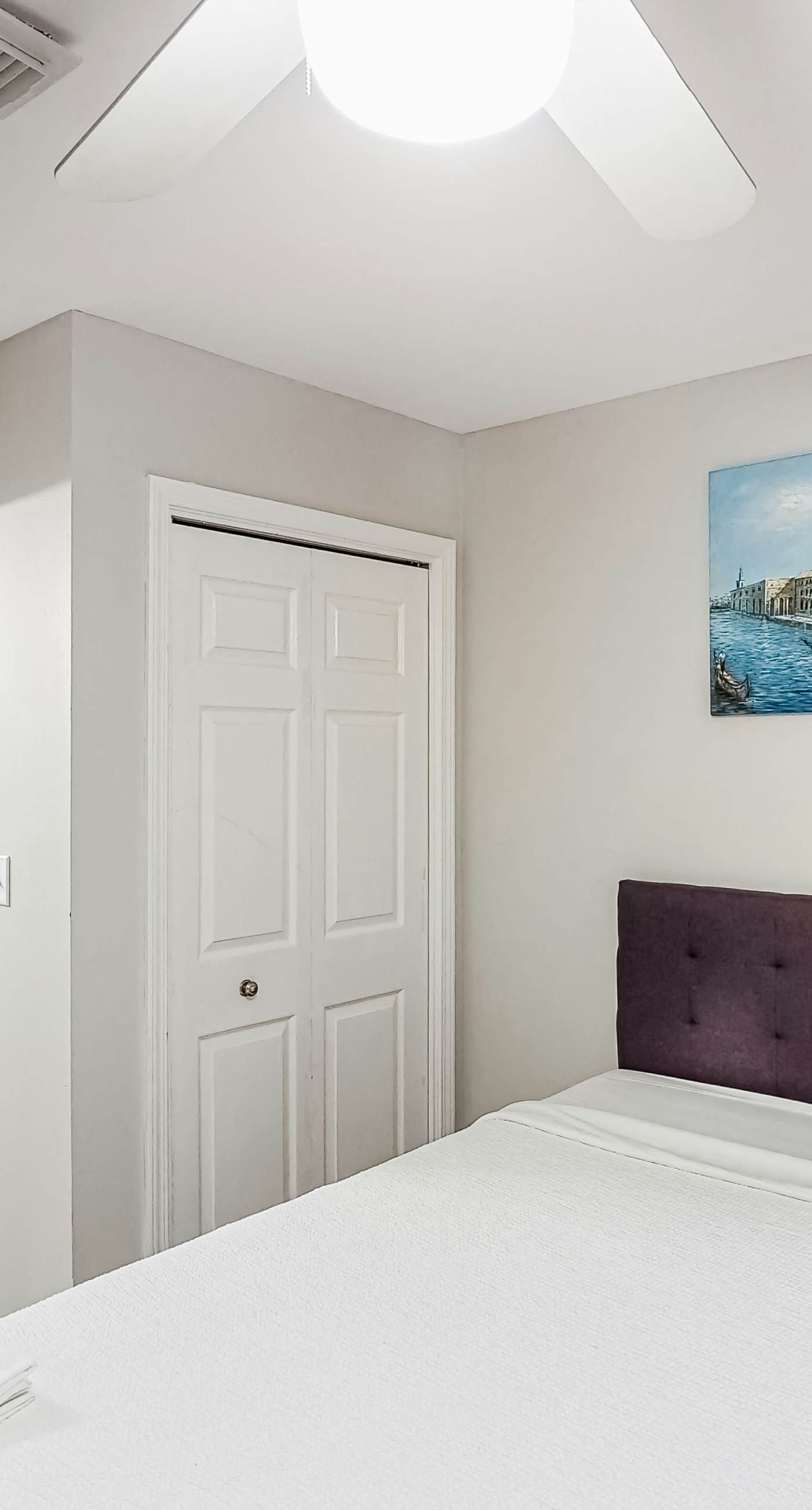 Updated condo with balcony, central AC, pools, hot tub, grills, & beach access