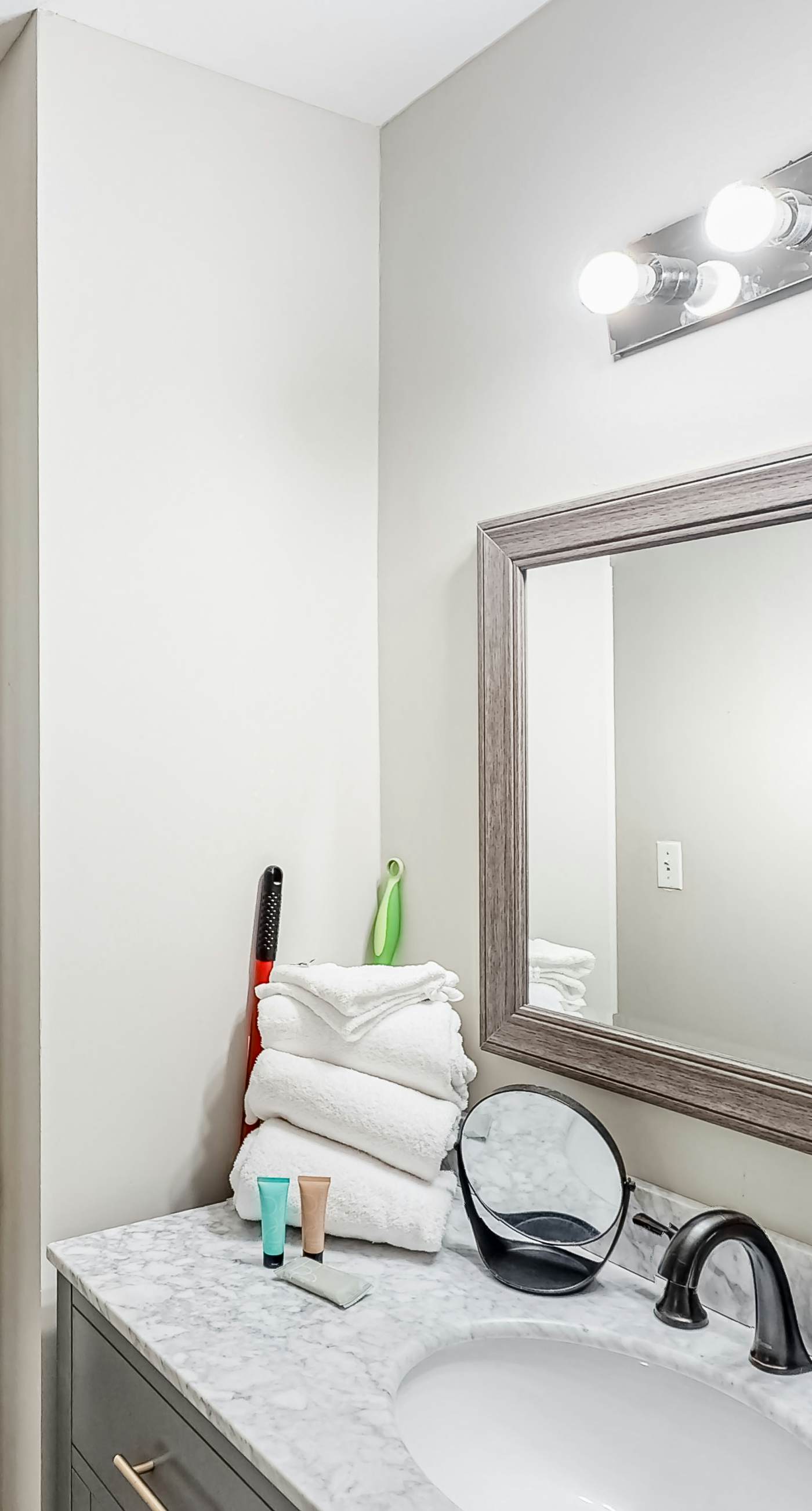 Updated condo with balcony, central AC, pools, hot tub, grills, & beach access