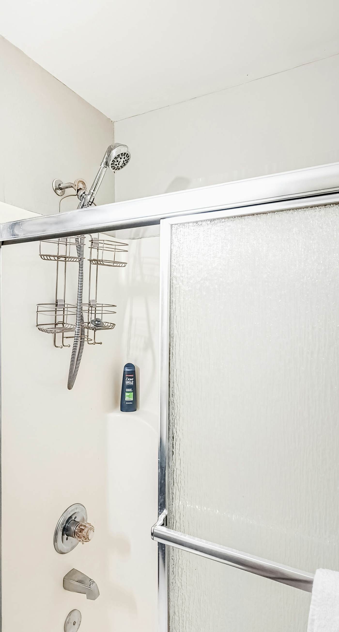 Updated condo with balcony, central AC, pools, hot tub, grills, & beach access